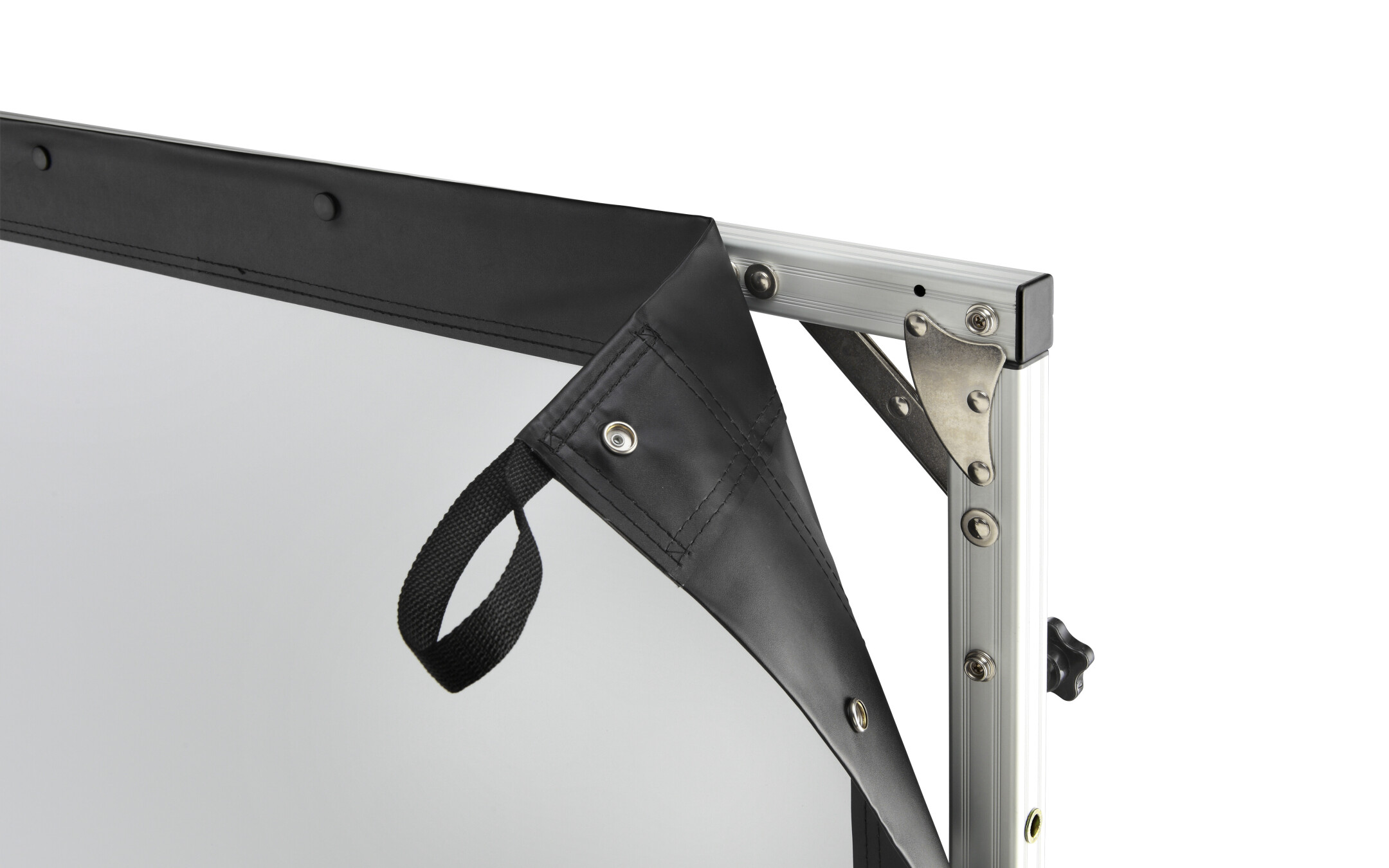 Detailansicht der Projektionsfläche mit schwarzem Rand und Metalleckrahmen, mit Gurt.