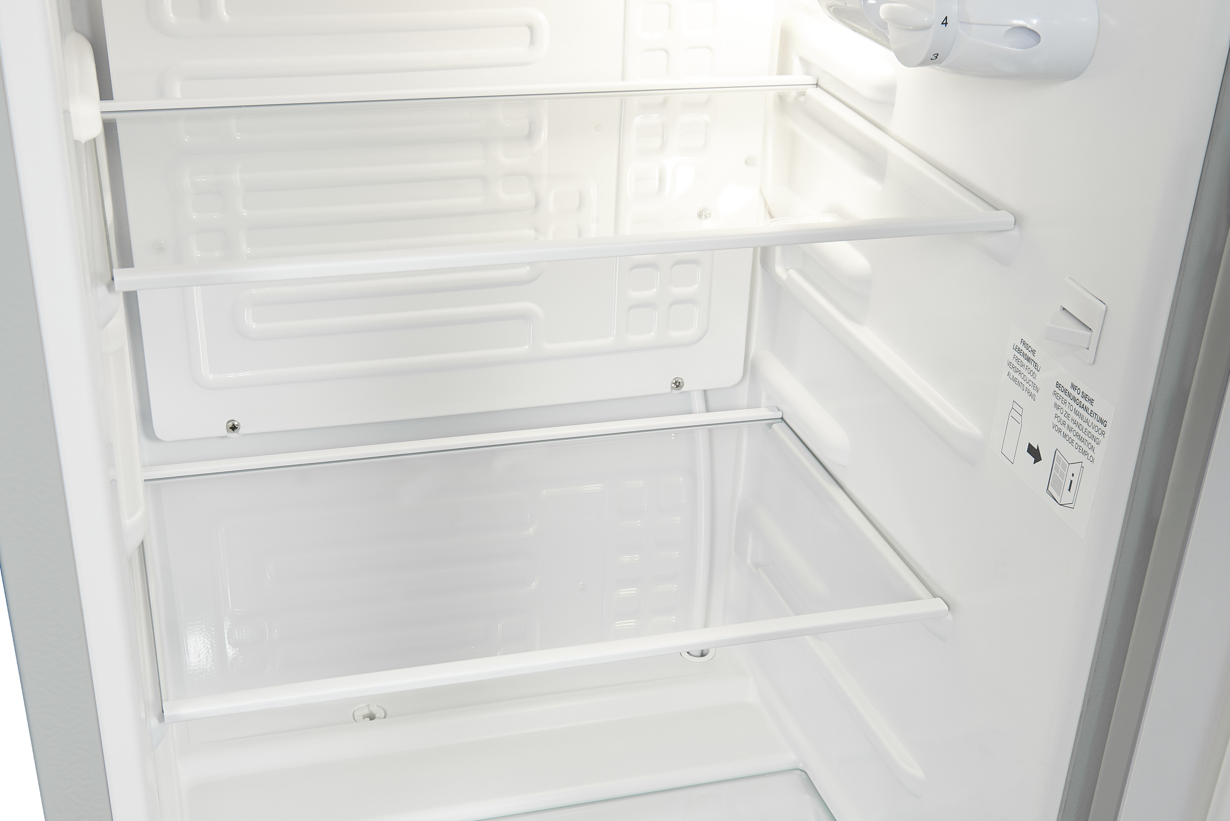Ein leerer Kühlschrank mit drei Regalen. Der Kühlschrank ist weiß mit offener Tür.