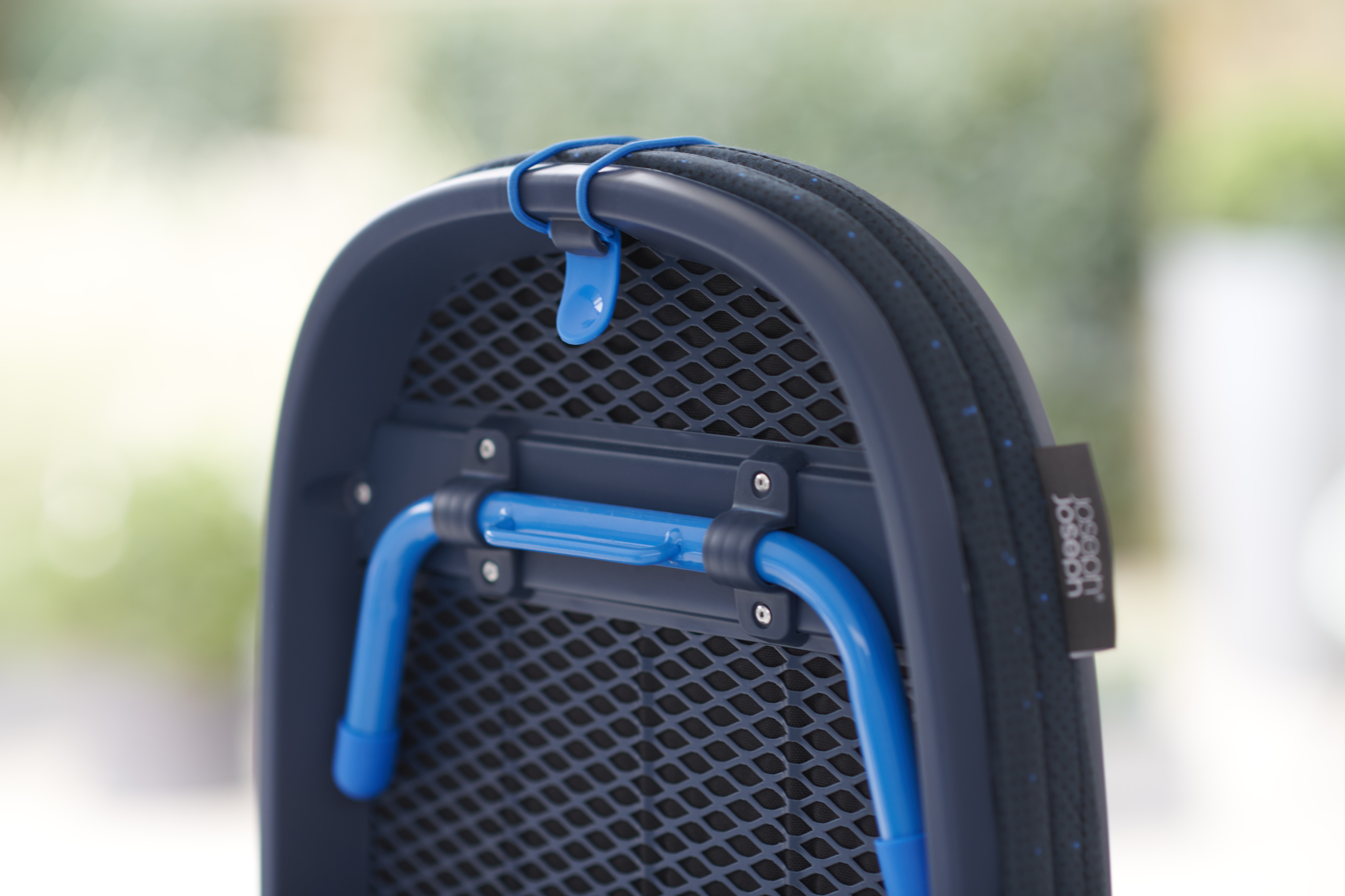 Nahaufnahme eines blauen Bügelbretts mit blauem Haken und Netzdesign.