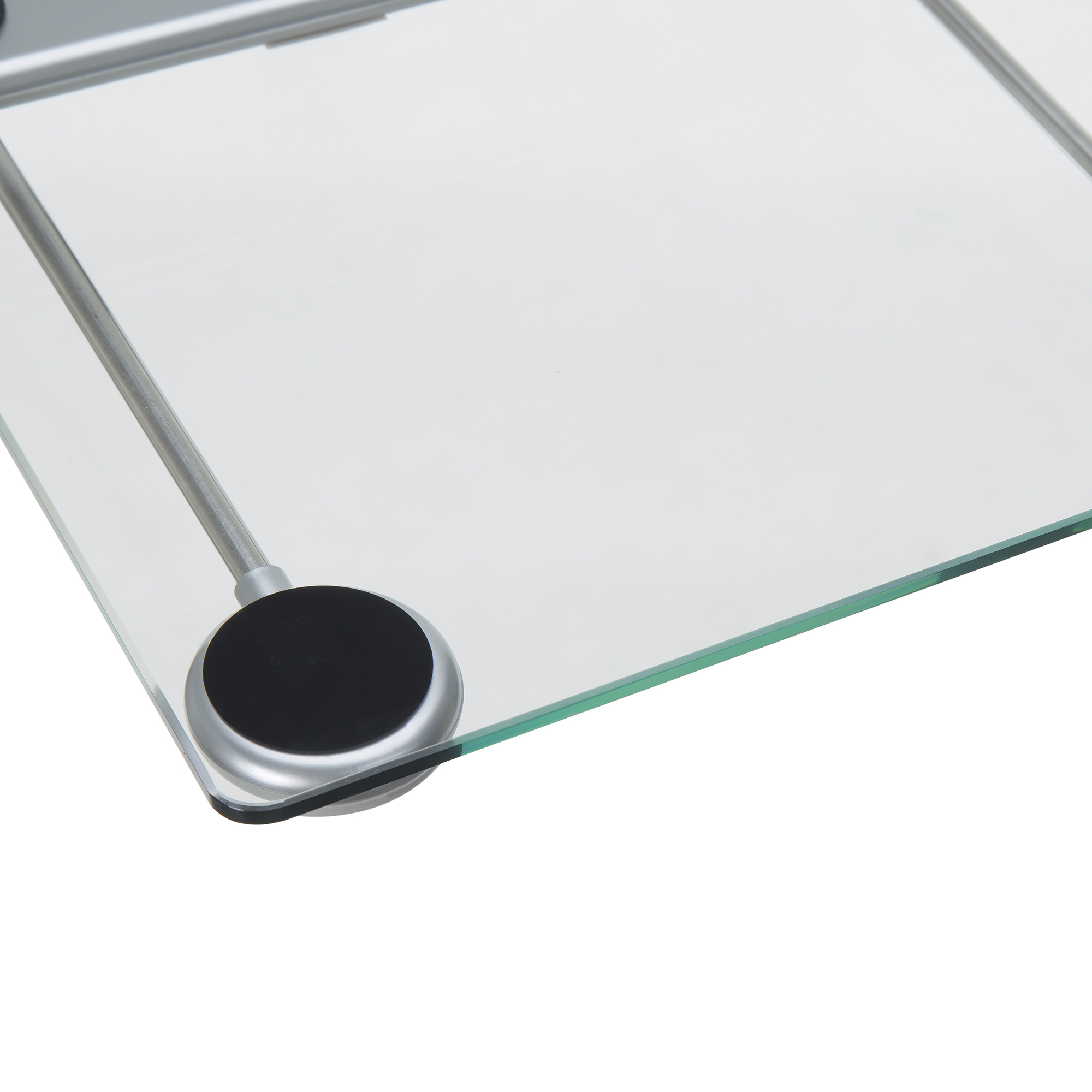 Nahaufnahme einer Glaswaage mit silbernen Metallakzenten und einem schwarzen runden Knopf.