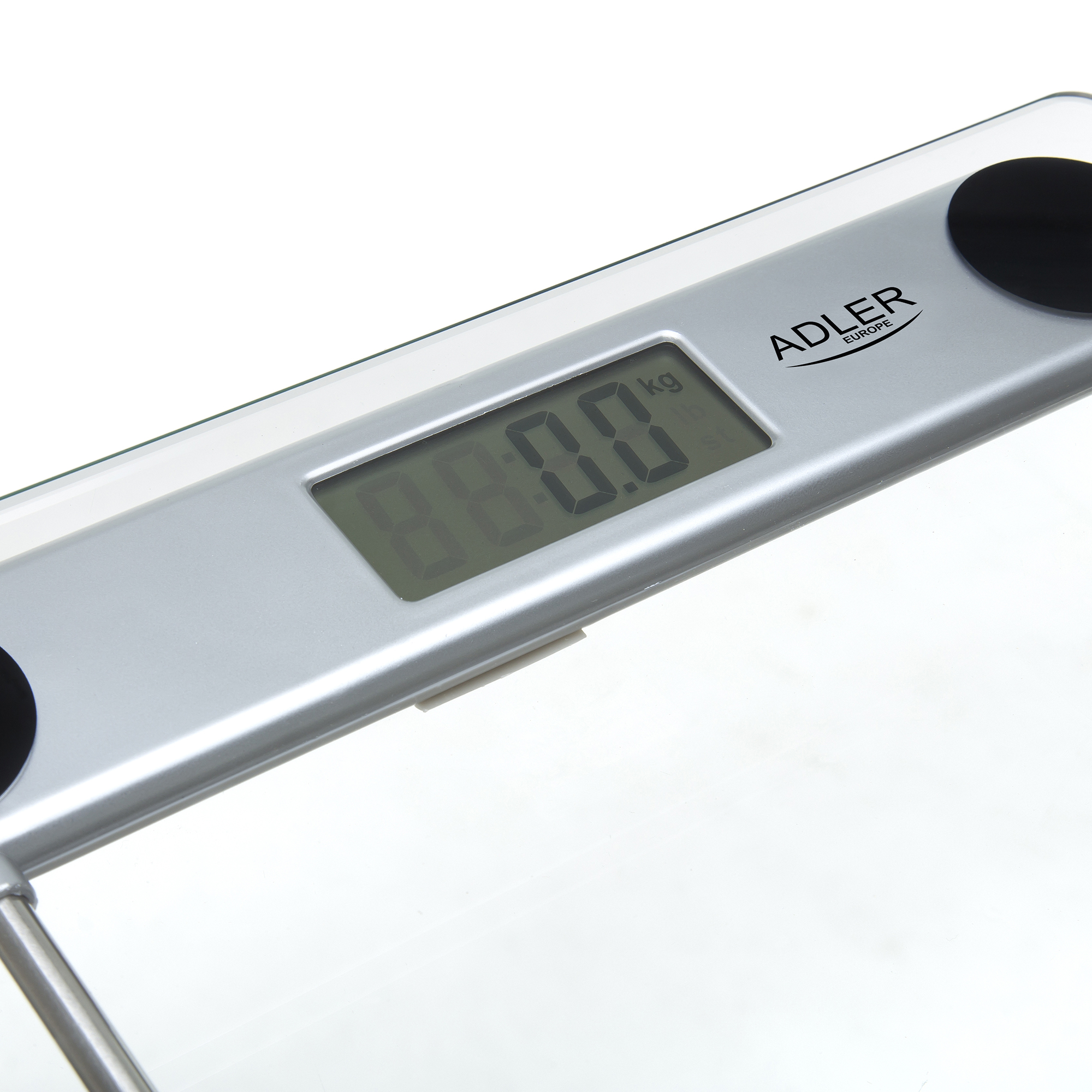 Digitale Waage mit Anzeige '80,0 kg'. Silberner Rahmen mit Glasoberfläche, Digitalanzeige, weißer Hintergrund.
