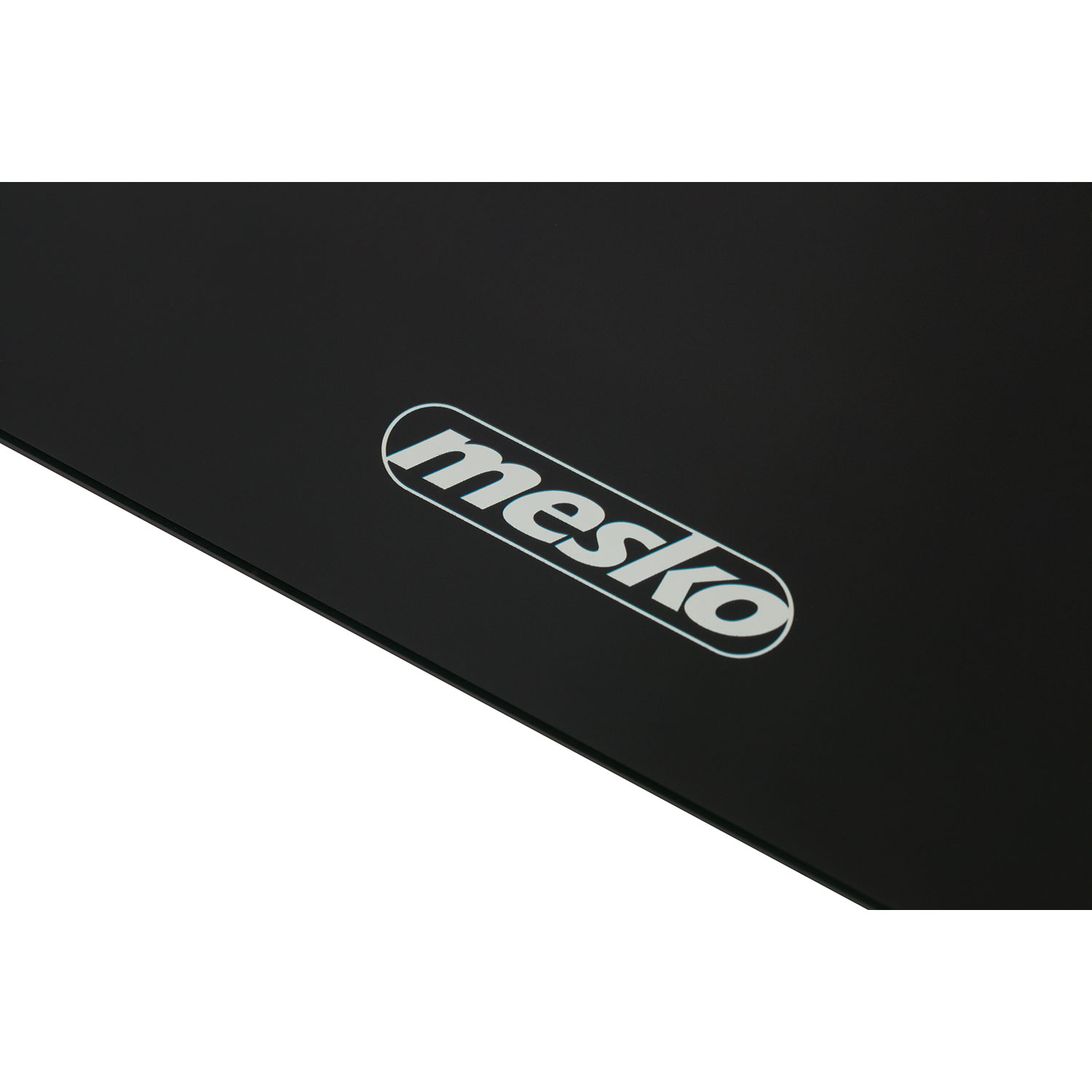 Schwarze Glasoberfläche mit weißem Mesko-Logo. Weißer Hintergrund.