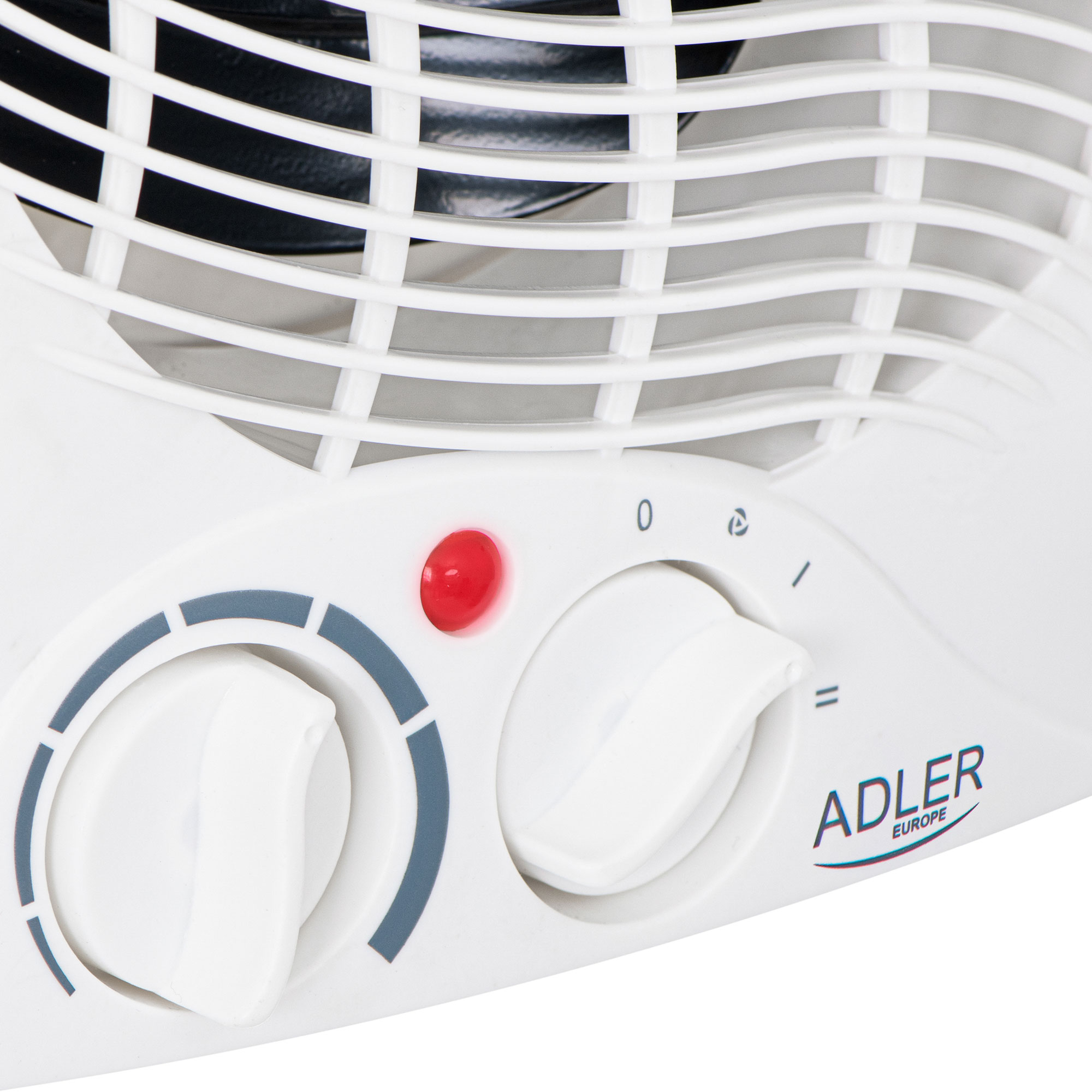 Nahaufnahme des Bedienfelds eines weißen Ventilators mit Knöpfen und roter Betriebsanzeige.