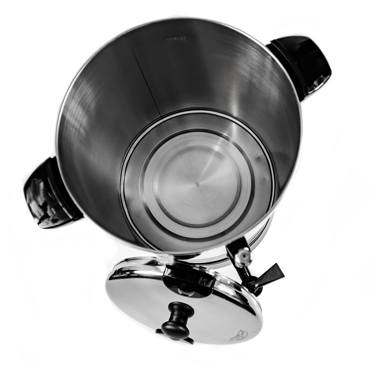 Czajnik ze stali nierdzewnej, widok z góry. Otwarta pokrywa. Dwa czarne uchwyty. Białe tło.