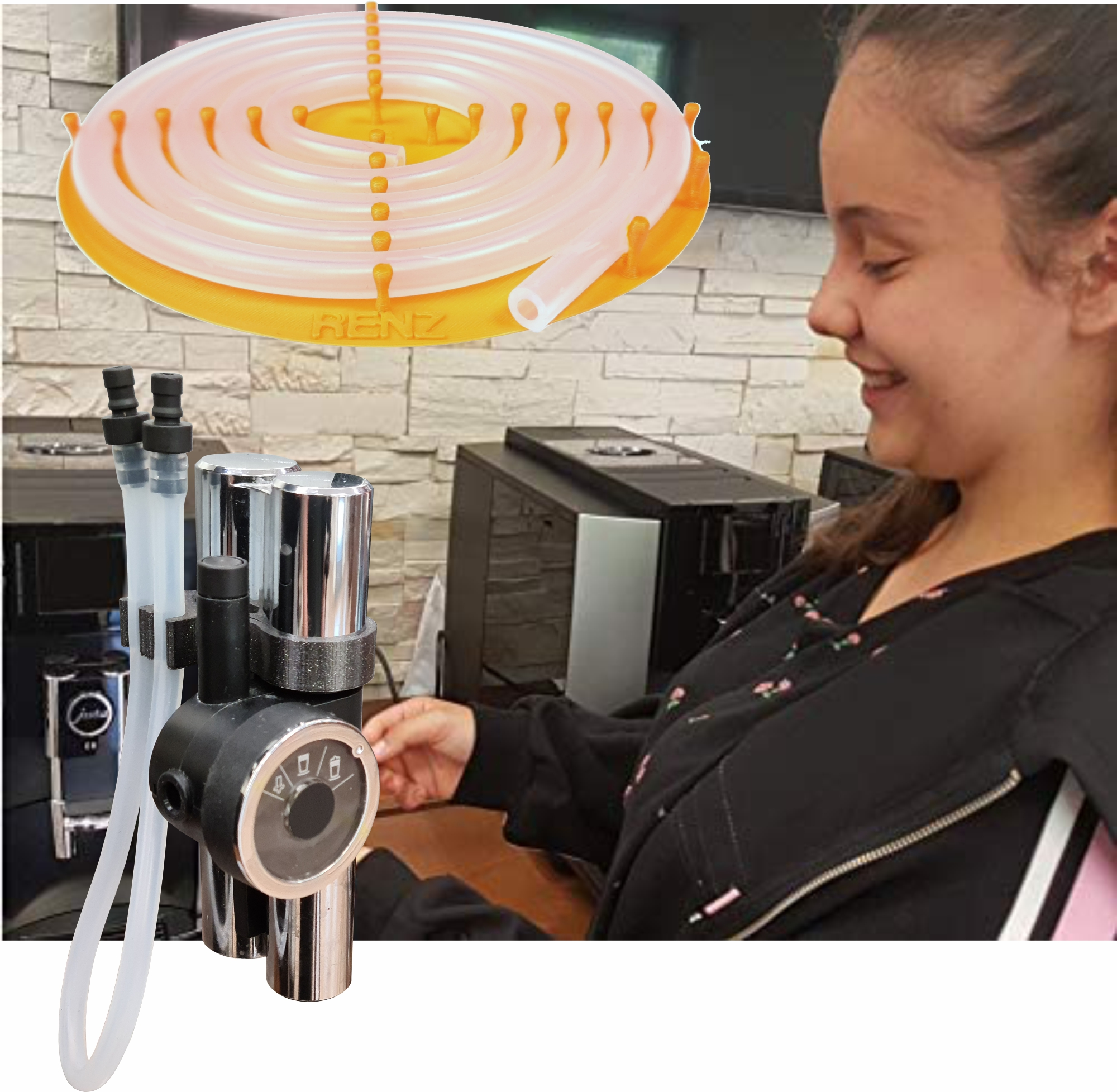Eine Frau mit einem Schlauch, lächelnd, in der Nähe einer Kaffeemaschine. Ein gelber und weißer Kunststoffschlauch.