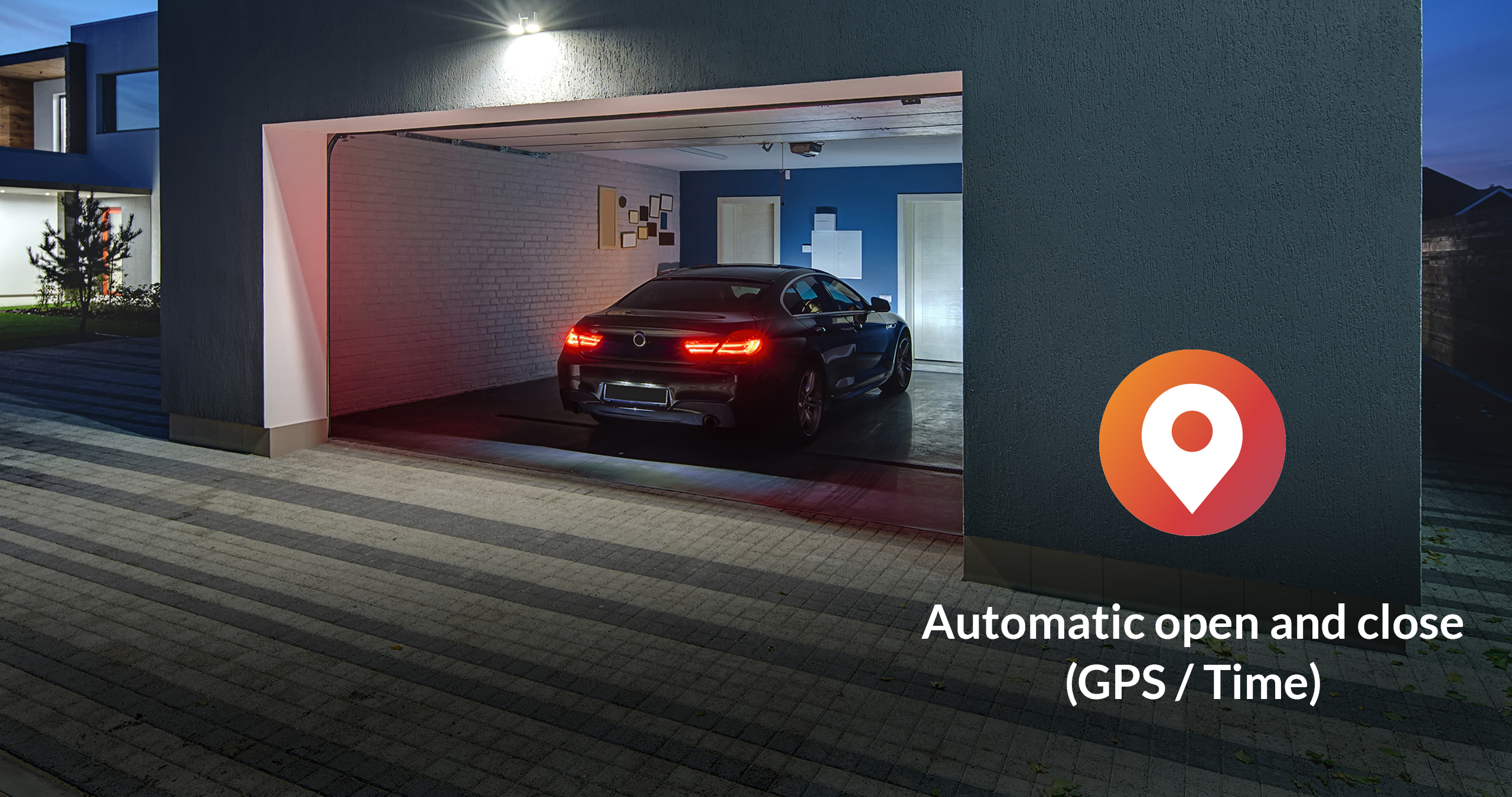 Garage mit Auto, offene Tür, Text für automatisches Öffnen/Schließen mit GPS-Symbol.