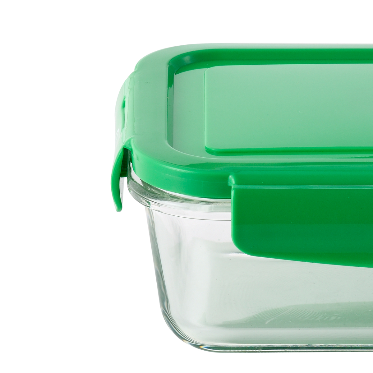 Un recipiente de vidrio transparente con tapa verde, parcialmente visible.