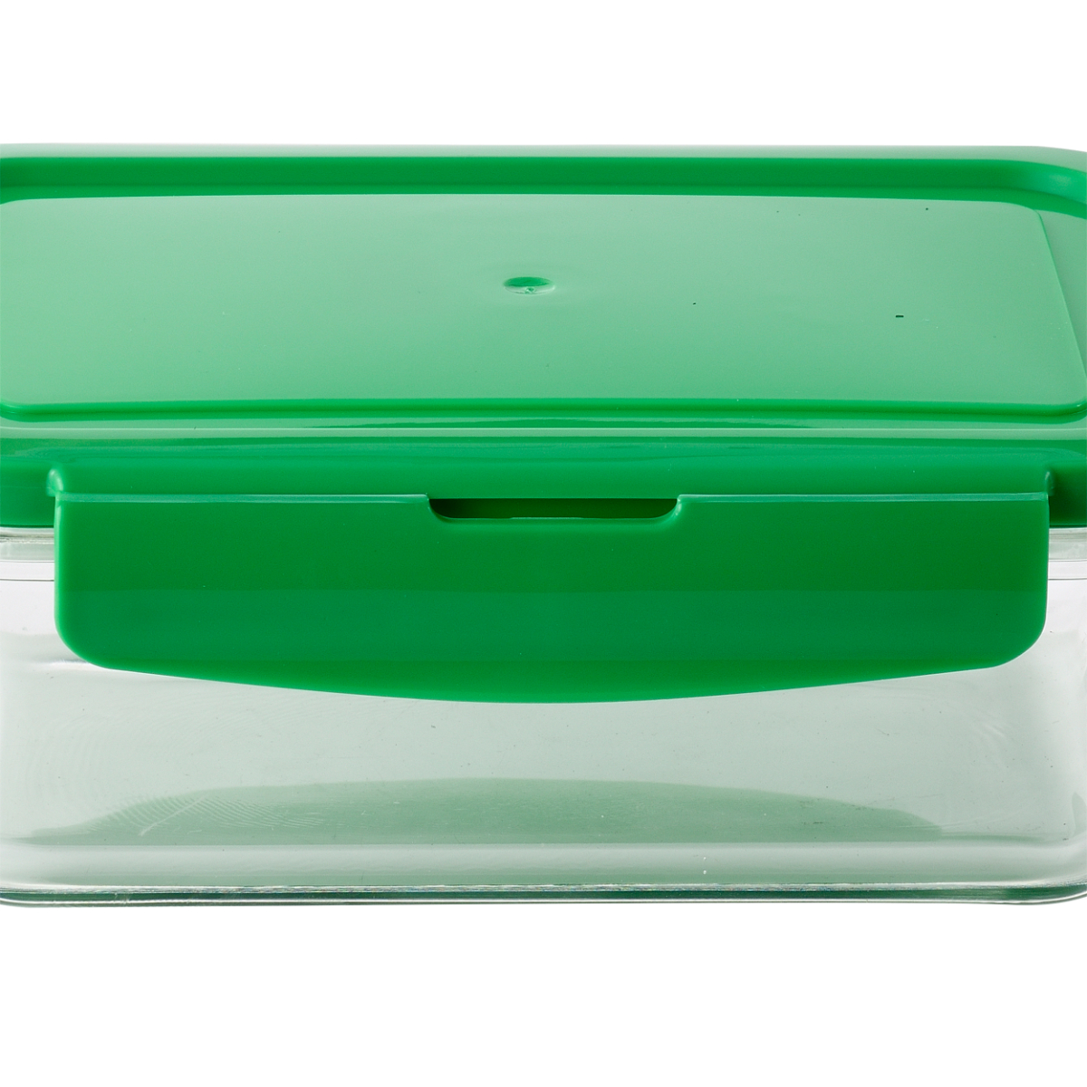Un recipiente rectangular transparente para alimentos con tapa verde. La tapa se asegura con un cierre verde.