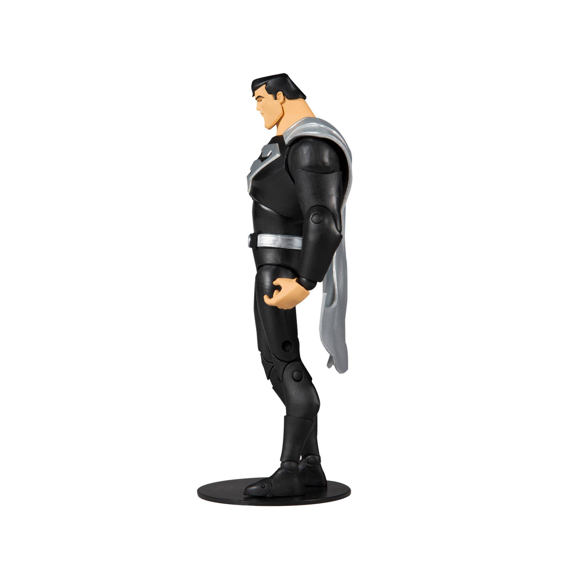 Superman-Actionfigur. Schwarzer Anzug, silberner Umhang. Steht auf schwarzer Basis. Weißer Hintergrund.