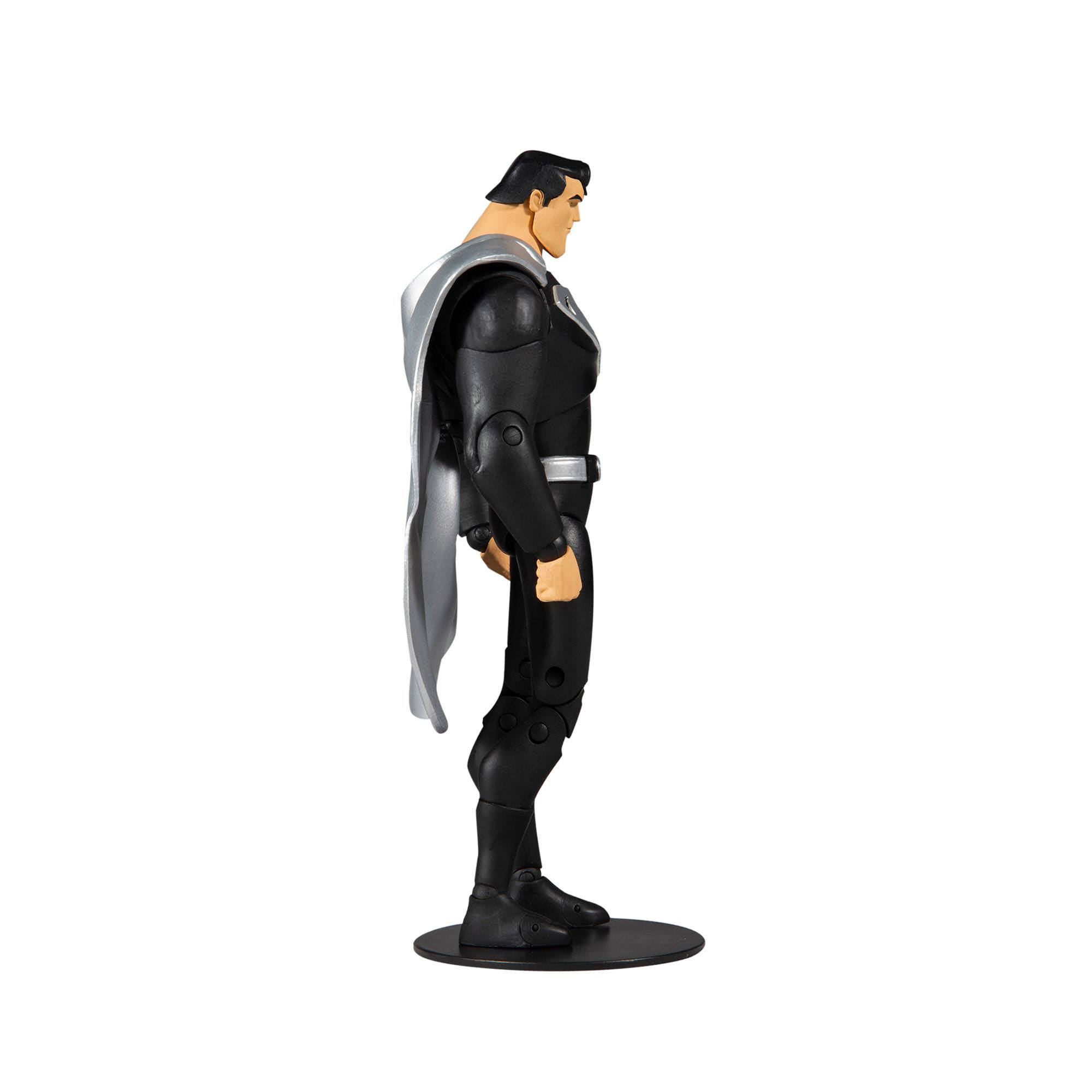 Superman-Actionfigur in schwarzem Anzug mit silbernem Umhang, auf schwarzem Sockel stehend.
