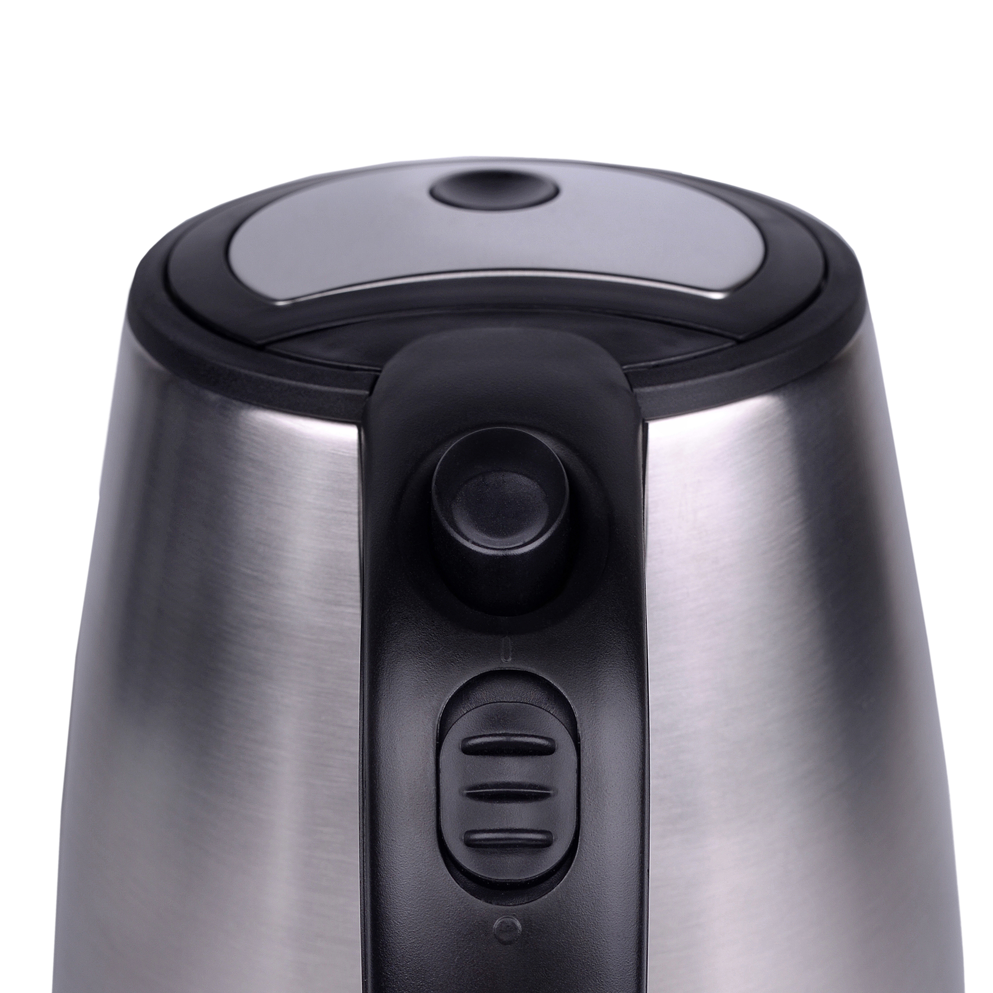 Zbliżenie czajnika elektrycznego ze stali nierdzewnej z czarnymi akcentami i przyciskiem.