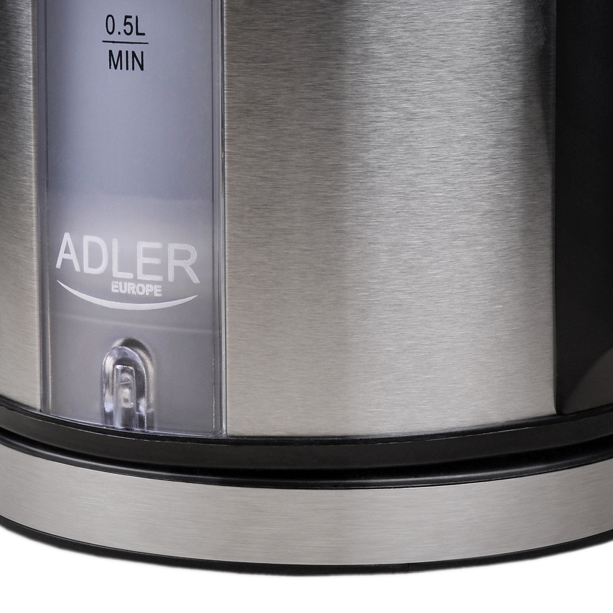 Zbliżenie metalowego czajnika z marką ADLER EUROPE i wskaźnikiem poziomu wody.