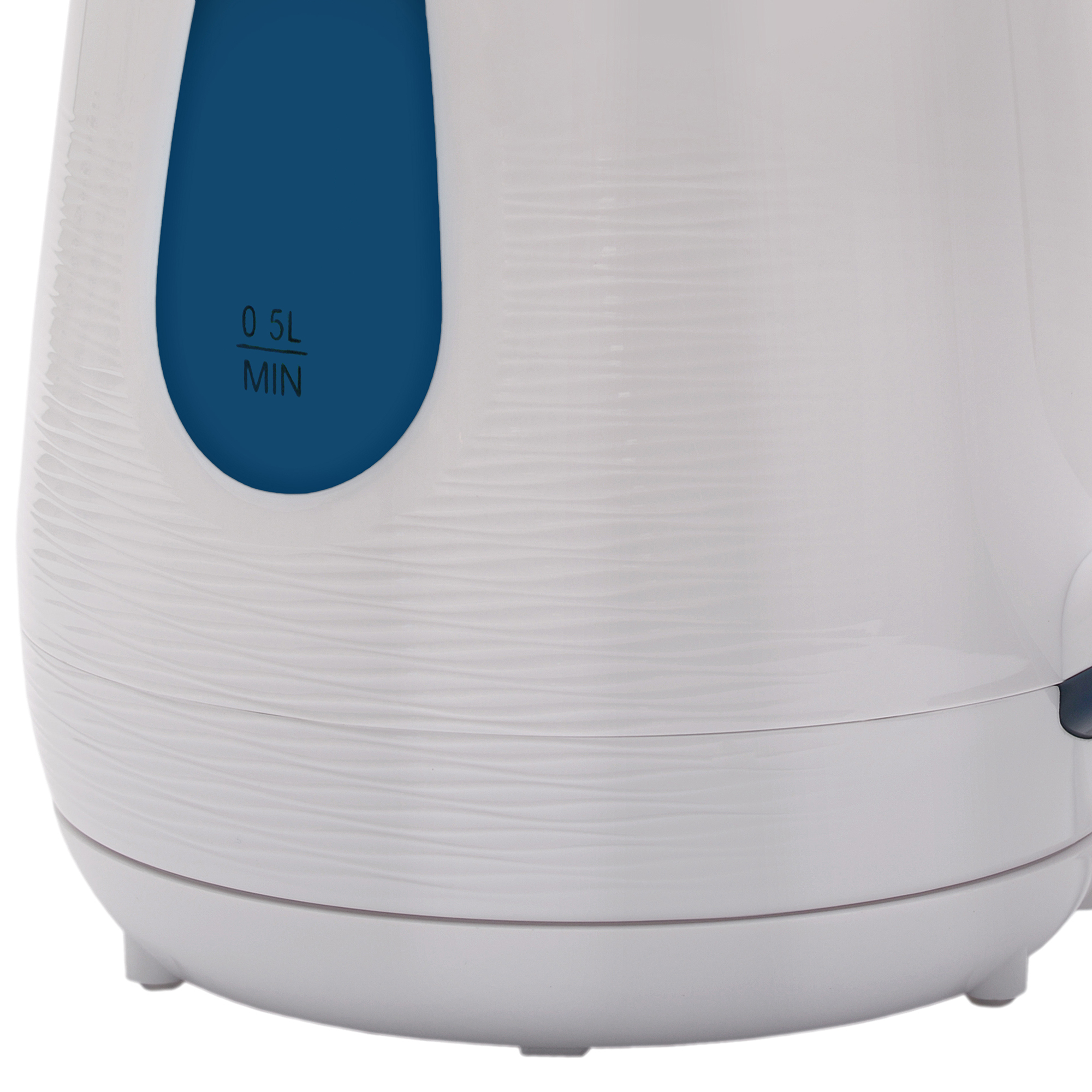 Hervidor eléctrico blanco con un indicador de nivel de agua azul. Toma cercana.