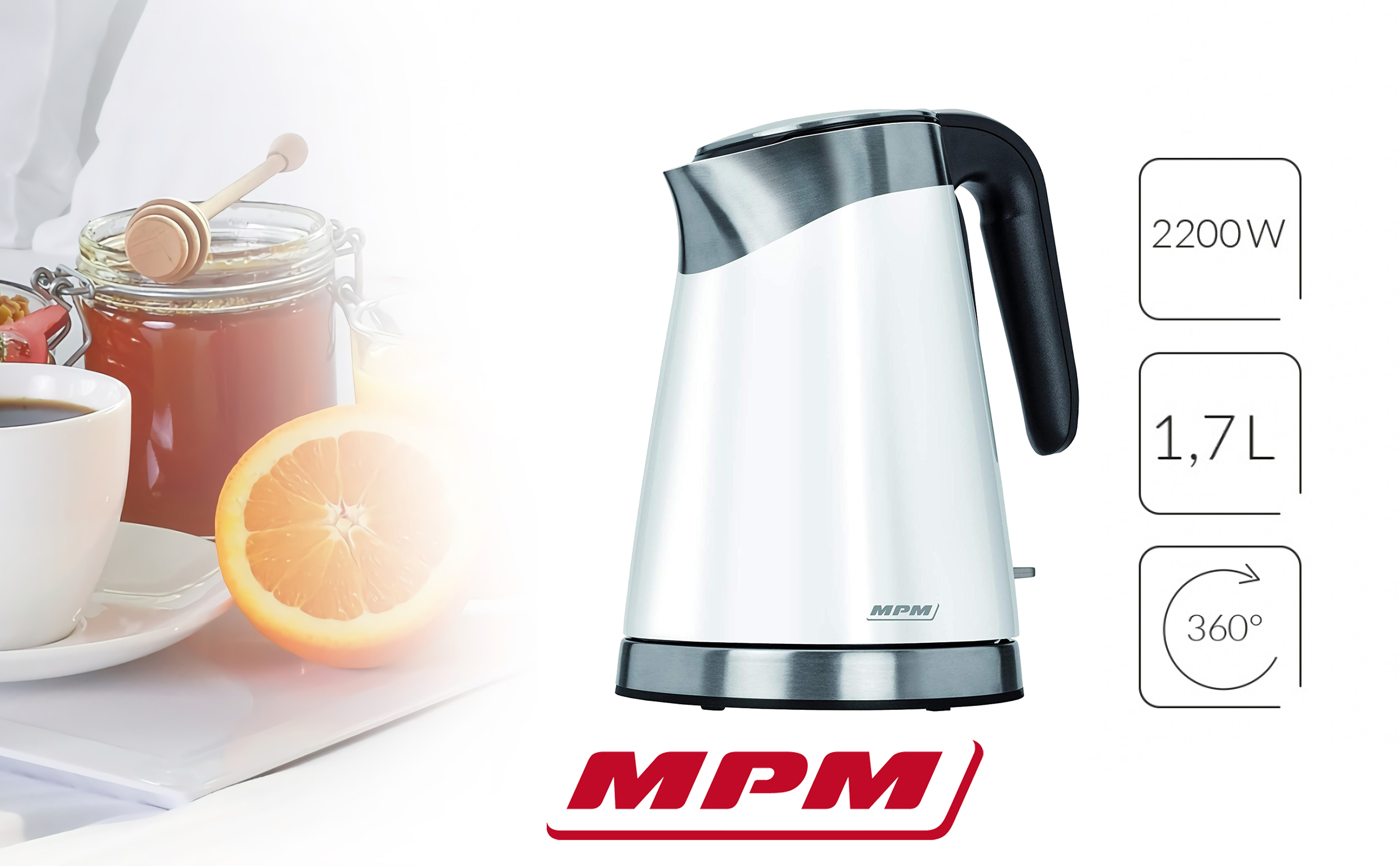Una tetera eléctrica blanca con asa negra. Rodaja de naranja y tarro de miel están cerca.