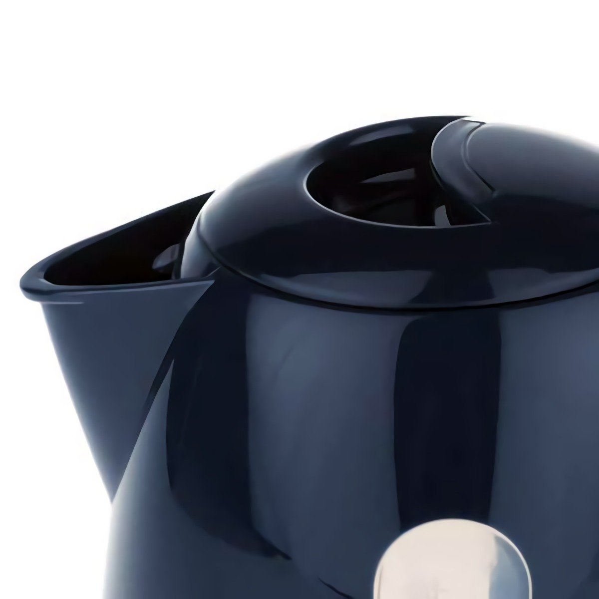 Ciemnoniebieski czajnik elektryczny. Jest błyszczący i ma gładką powierzchnię. Tło jest białe.