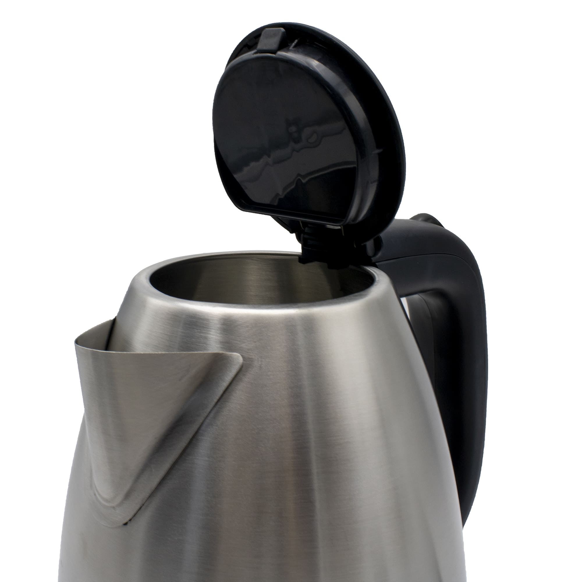 Elektryczny czajnik ze stali nierdzewnej z otwartą czarną pokrywką. Widoczny dzióbek i uchwyt.