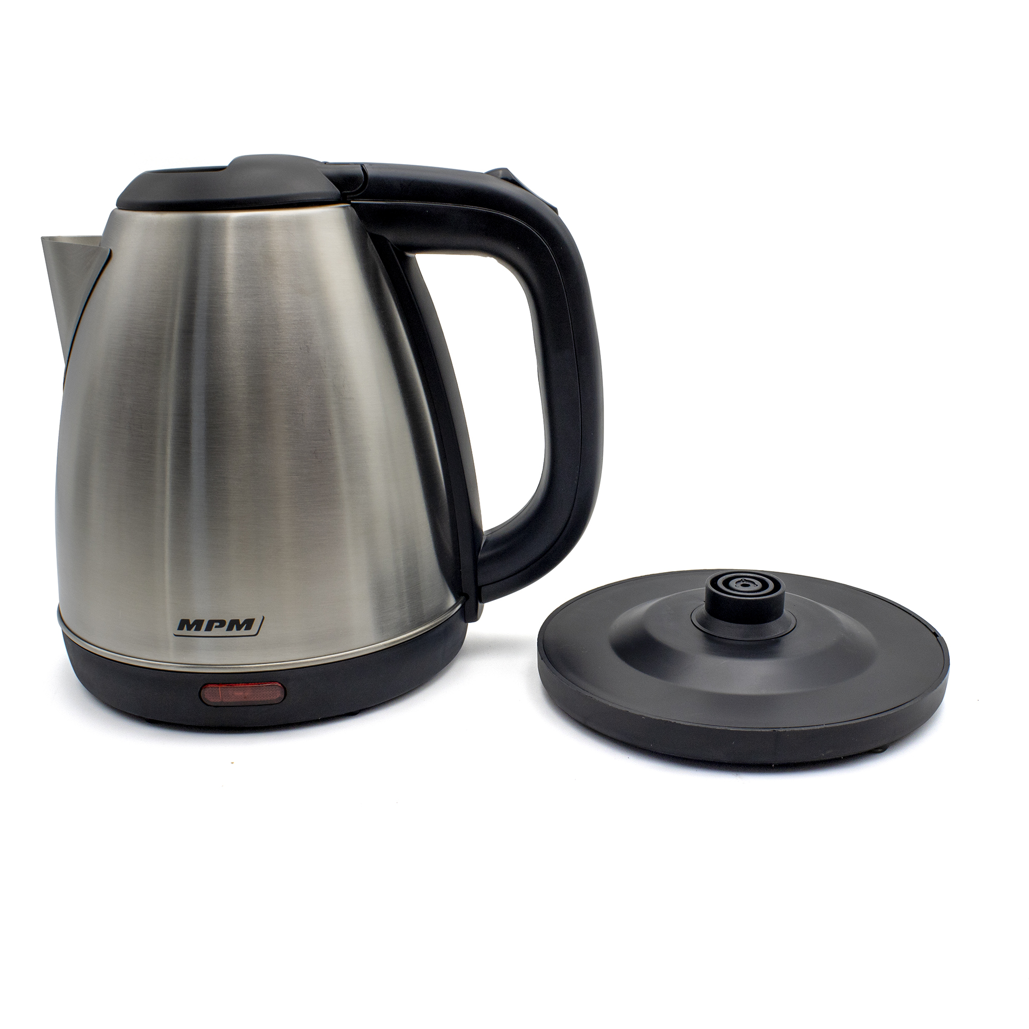 Srebrny czajnik z czarnym uchwytem i podstawą. Pokrywka leży obok na białej powierzchni.