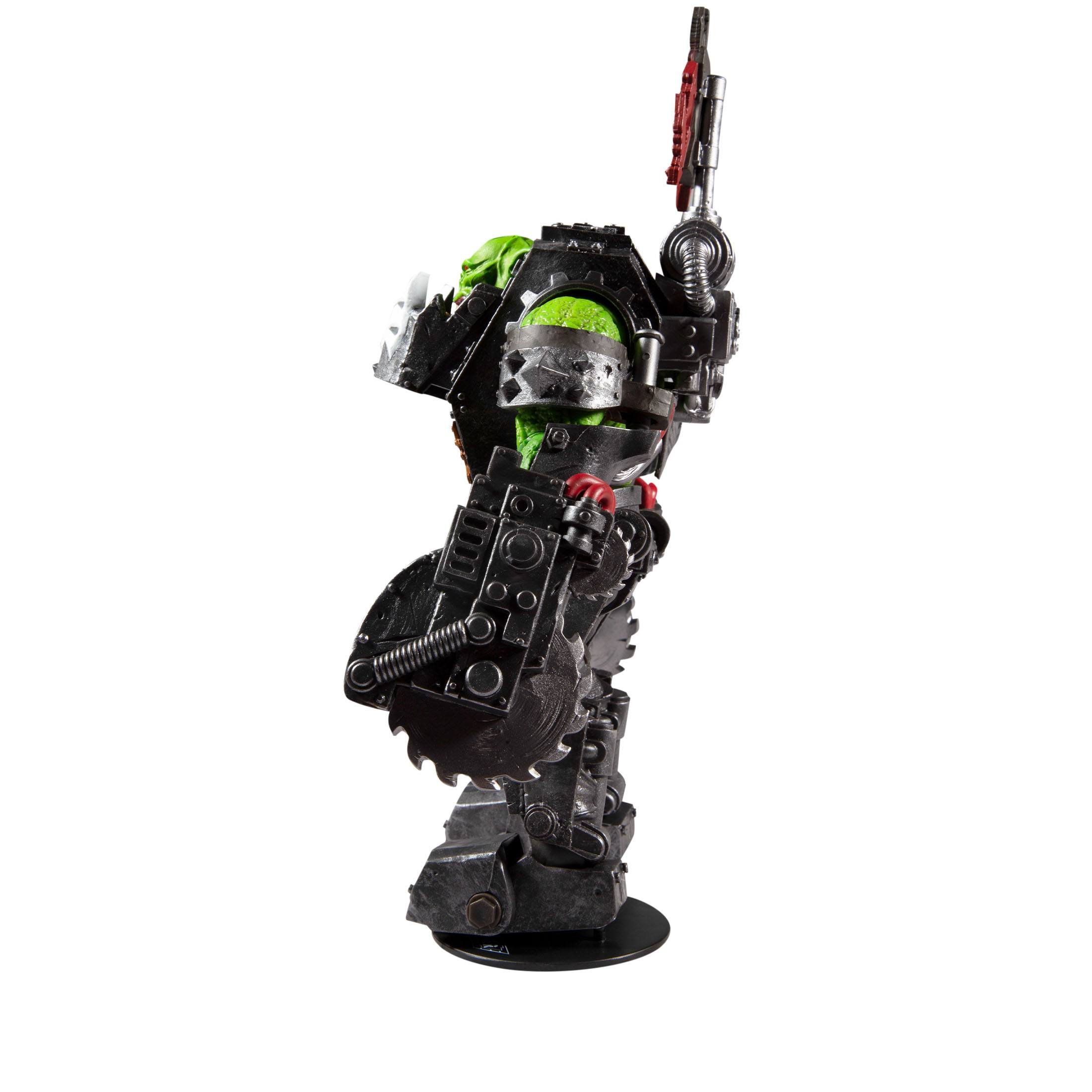Actionfigur eines Orks. Die Figur ist grün mit schwarzer Rüstung und Waffen. Sie steht auf einer schwarzen Basis.