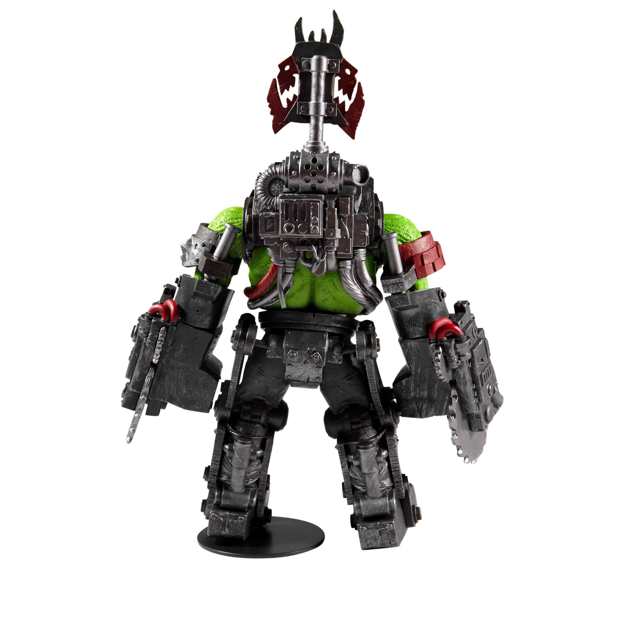 Rückansicht einer grünhäutigen Actionfigur mit schwarzer Rüstung und einer Waffe.