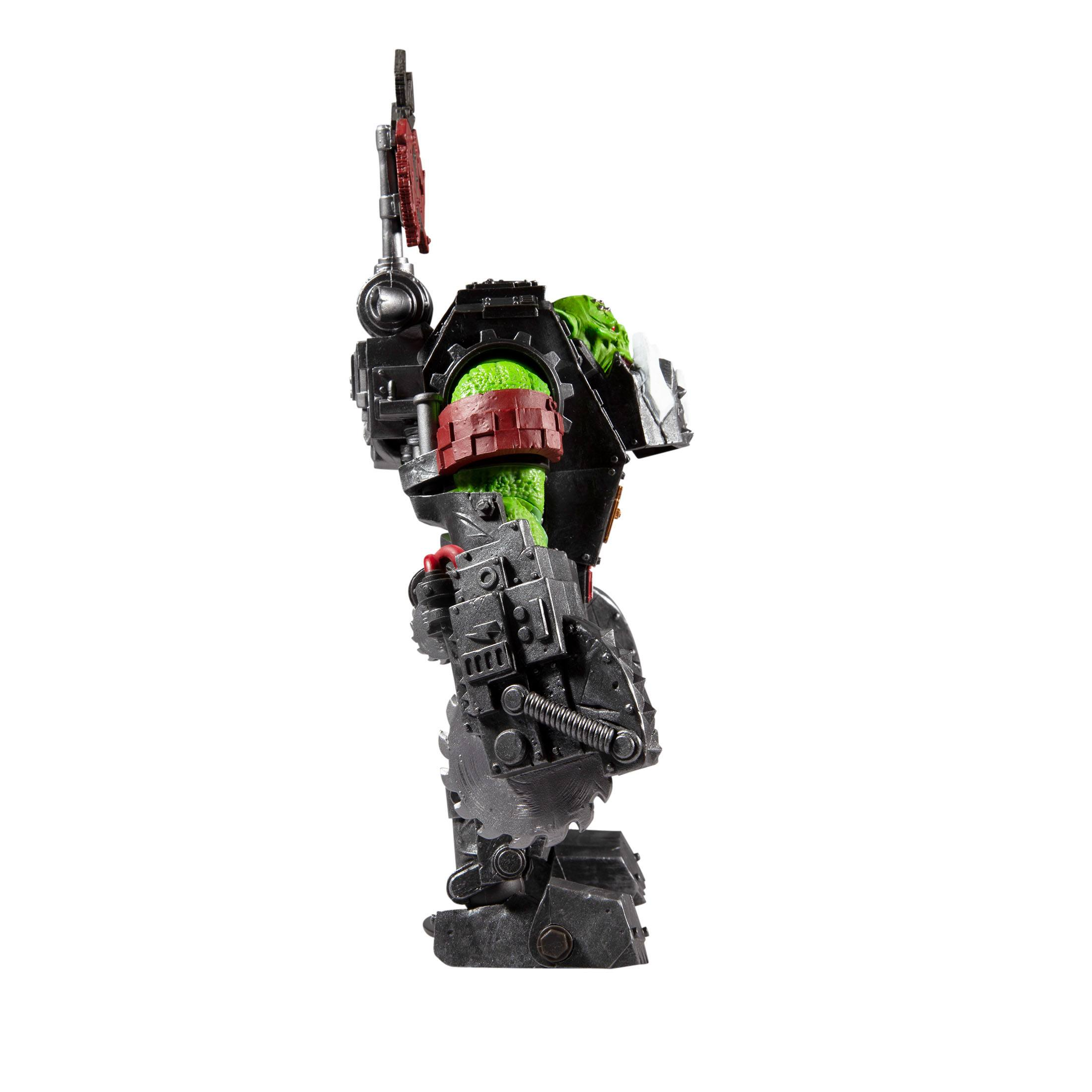 Ork-Figur in Rüstung, grüne Haut, schwarze und rote Details, Seitenansicht auf weißem Hintergrund.