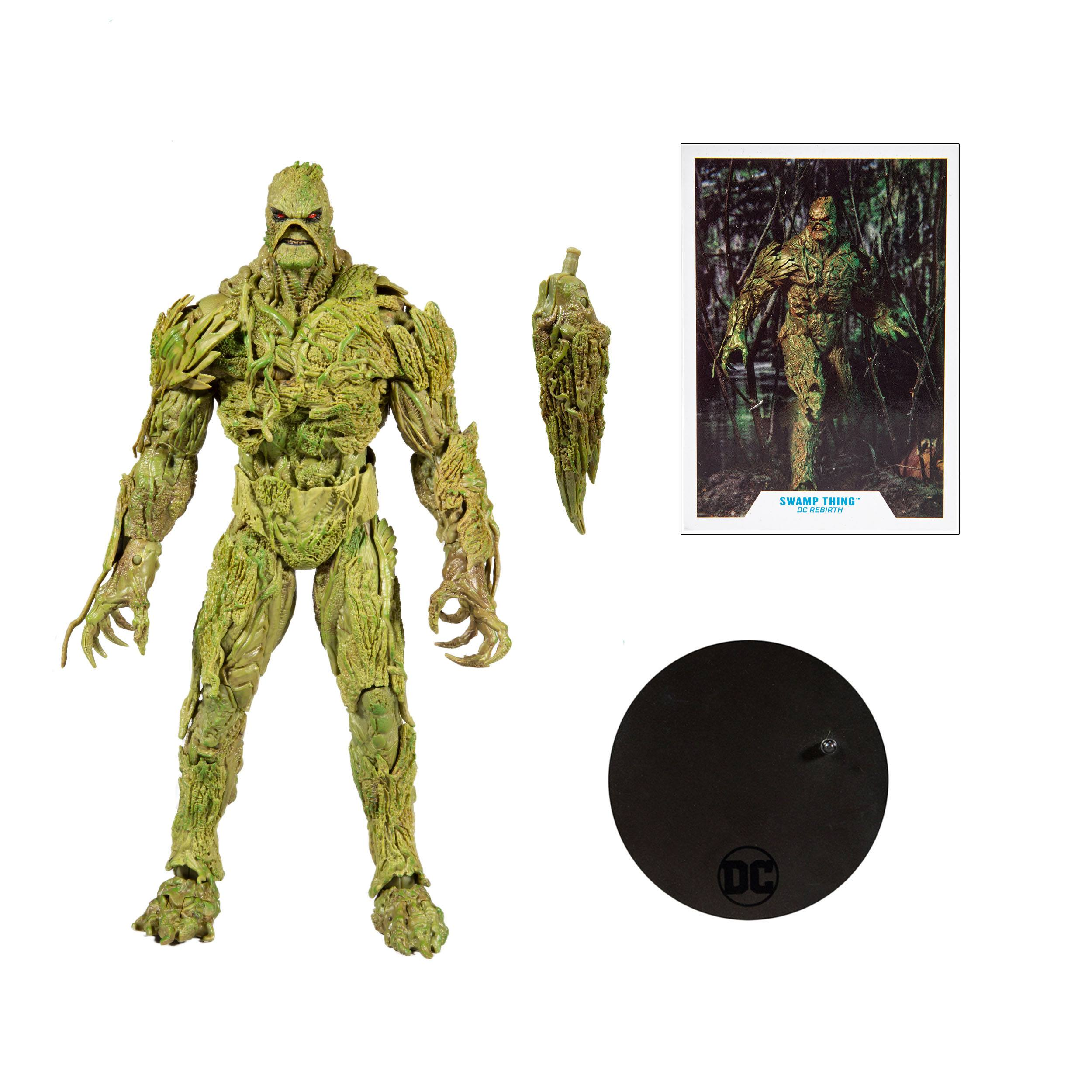 Sumpfding-Actionfigur mit Zubehör und einer Karte auf weißem Hintergrund.