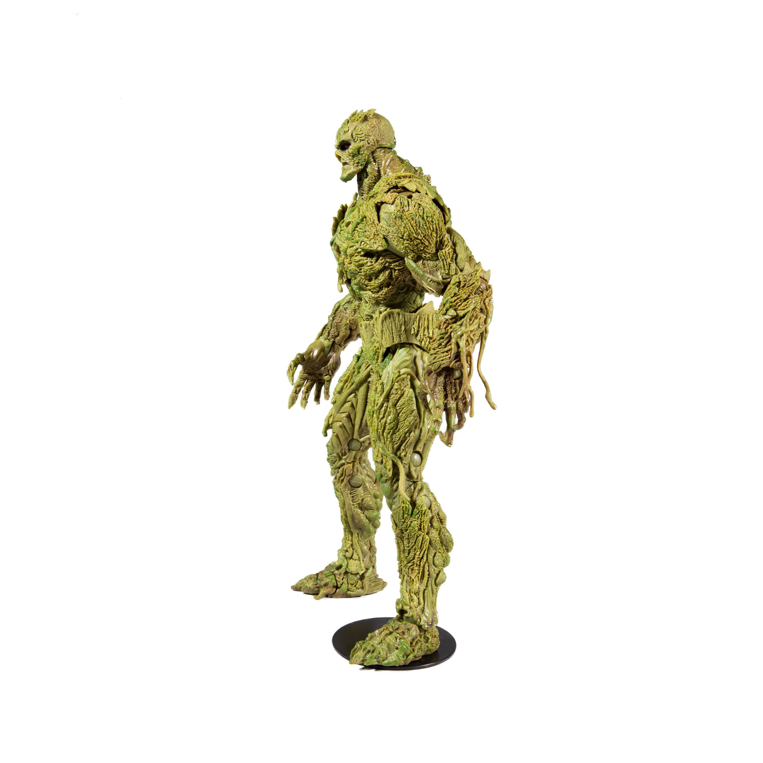 Swamp Thing-Actionfigur, grün, detailliert, auf schwarzer Basis stehend, weißer Hintergrund.