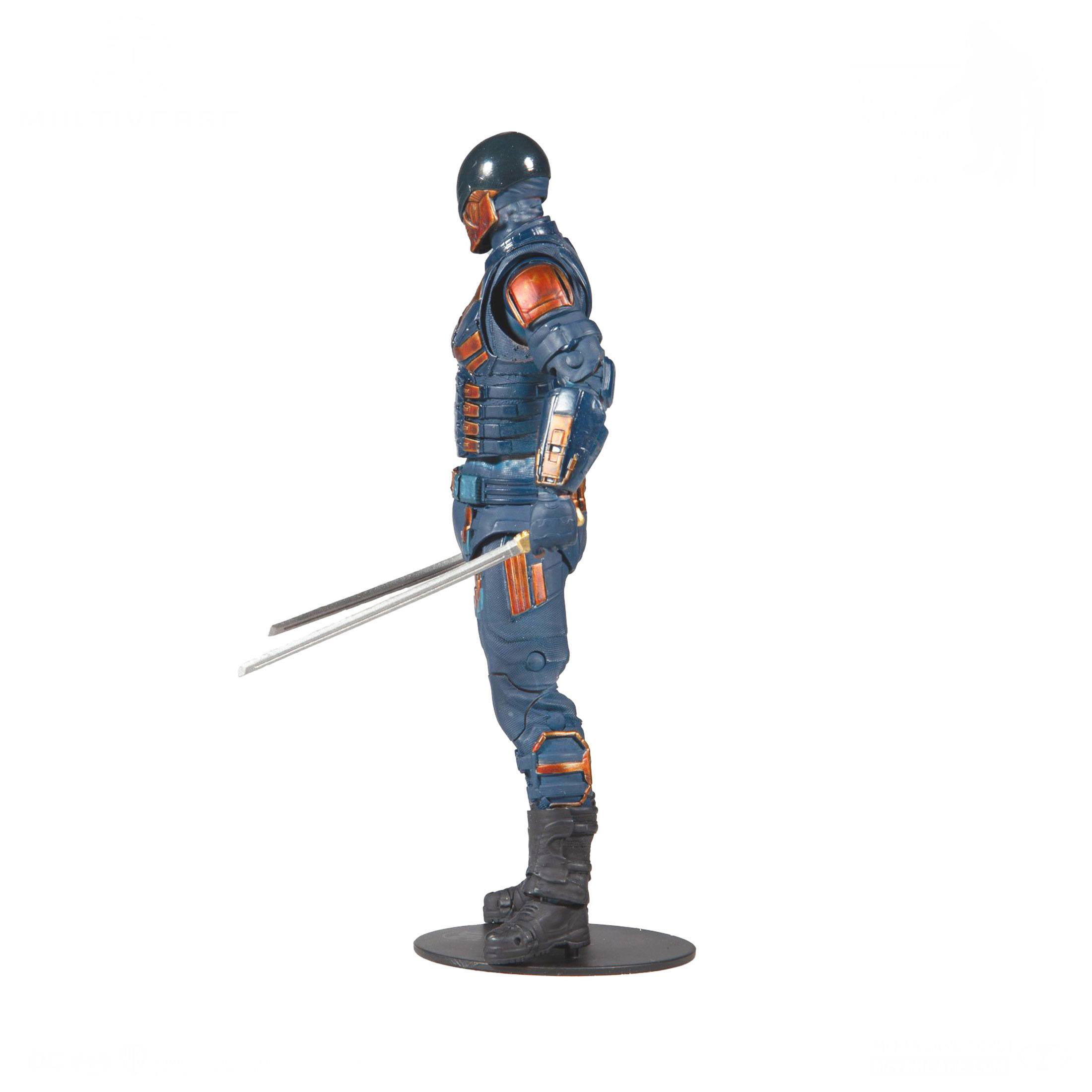 Actionfigur eines Mannes in blauem und orangefarbenem Anzug, der ein Schwert hält. Sie steht auf einem schwarzen Ständer.