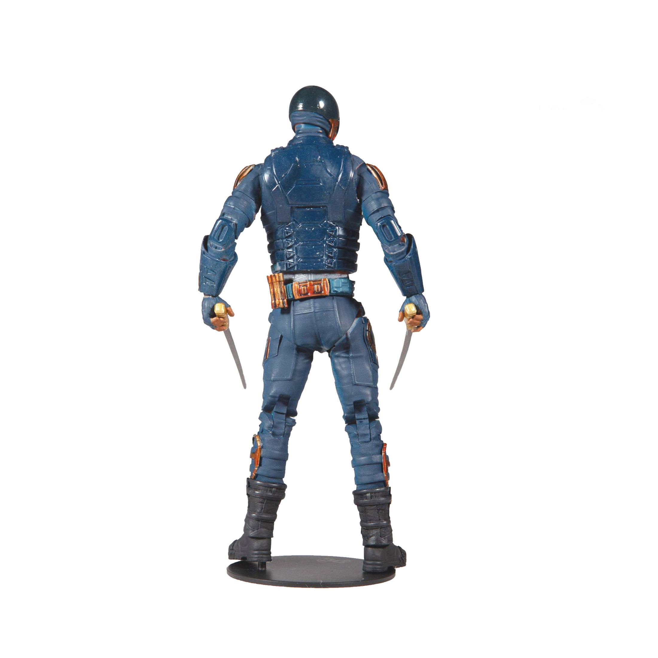 Actionfigur eines Mannes in blauem Anzug, hält zwei Messer, steht auf weißer Fläche.
