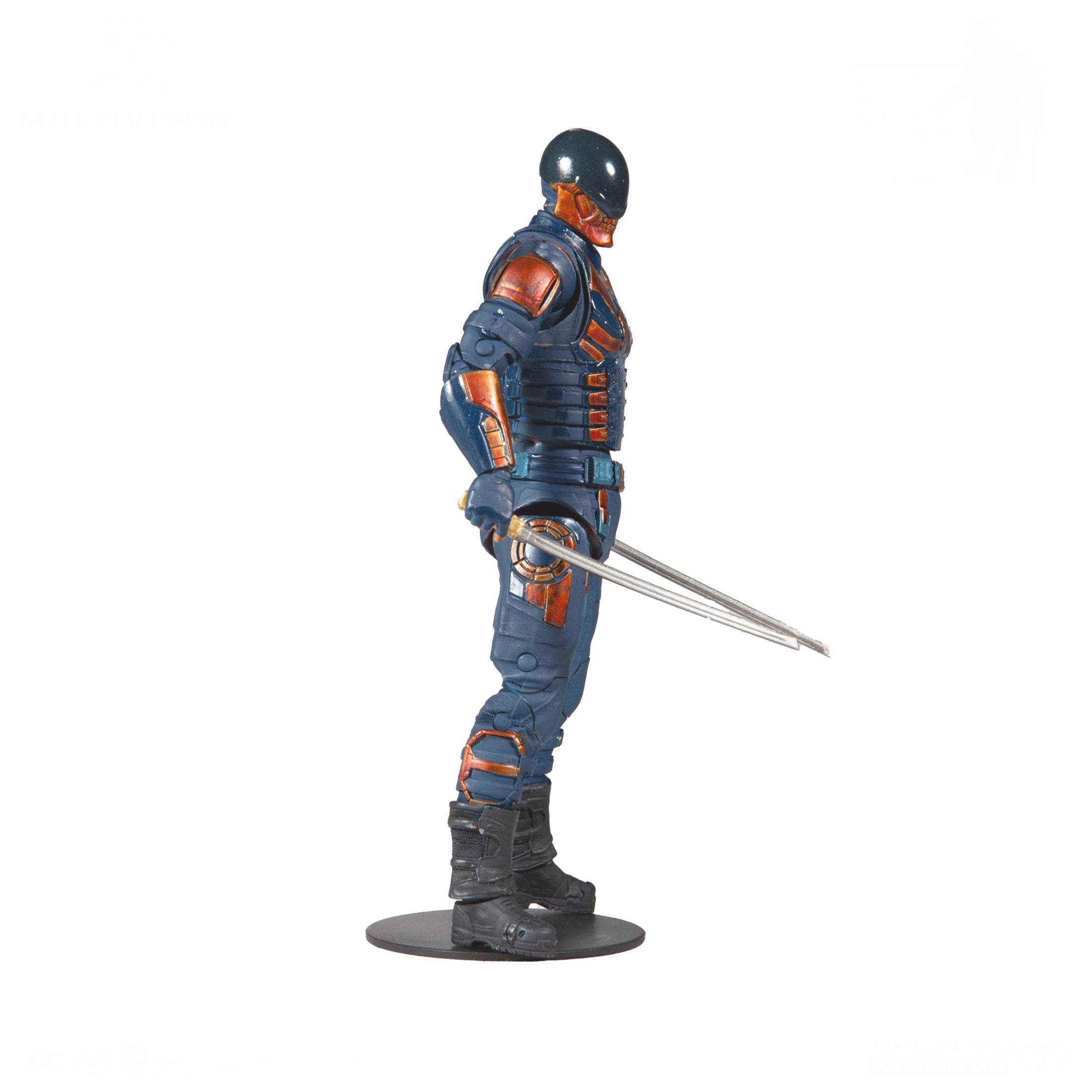 Actionfigur einer Figur in blauer und orangefarbener Rüstung mit Schwertern. Die Figur steht auf weißer Oberfläche.