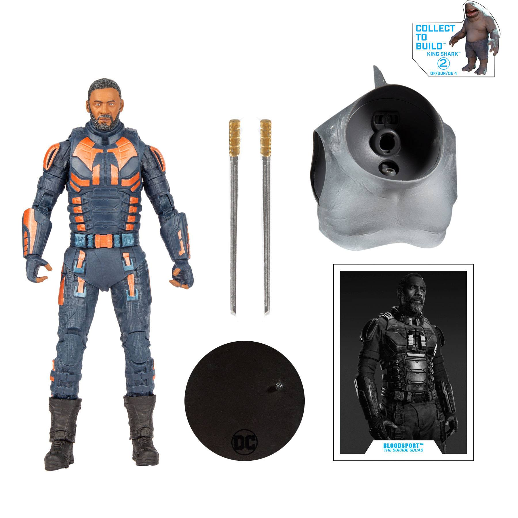 Actionfigur und Zubehör auf Weiß. Die Figur ist ein Mann im Anzug. Weitere Artikel sind eine Karte.