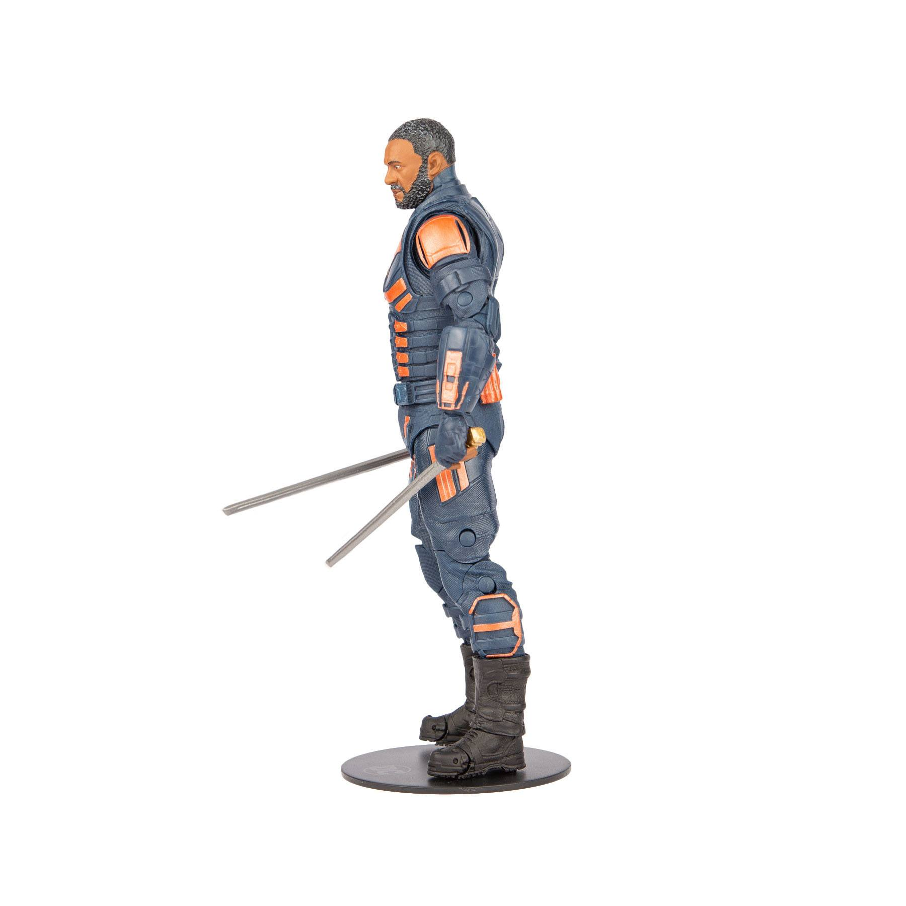 Eine Figur eines Mannes in einem blau-orangenen Anzug, der zwei Schwerter hält.