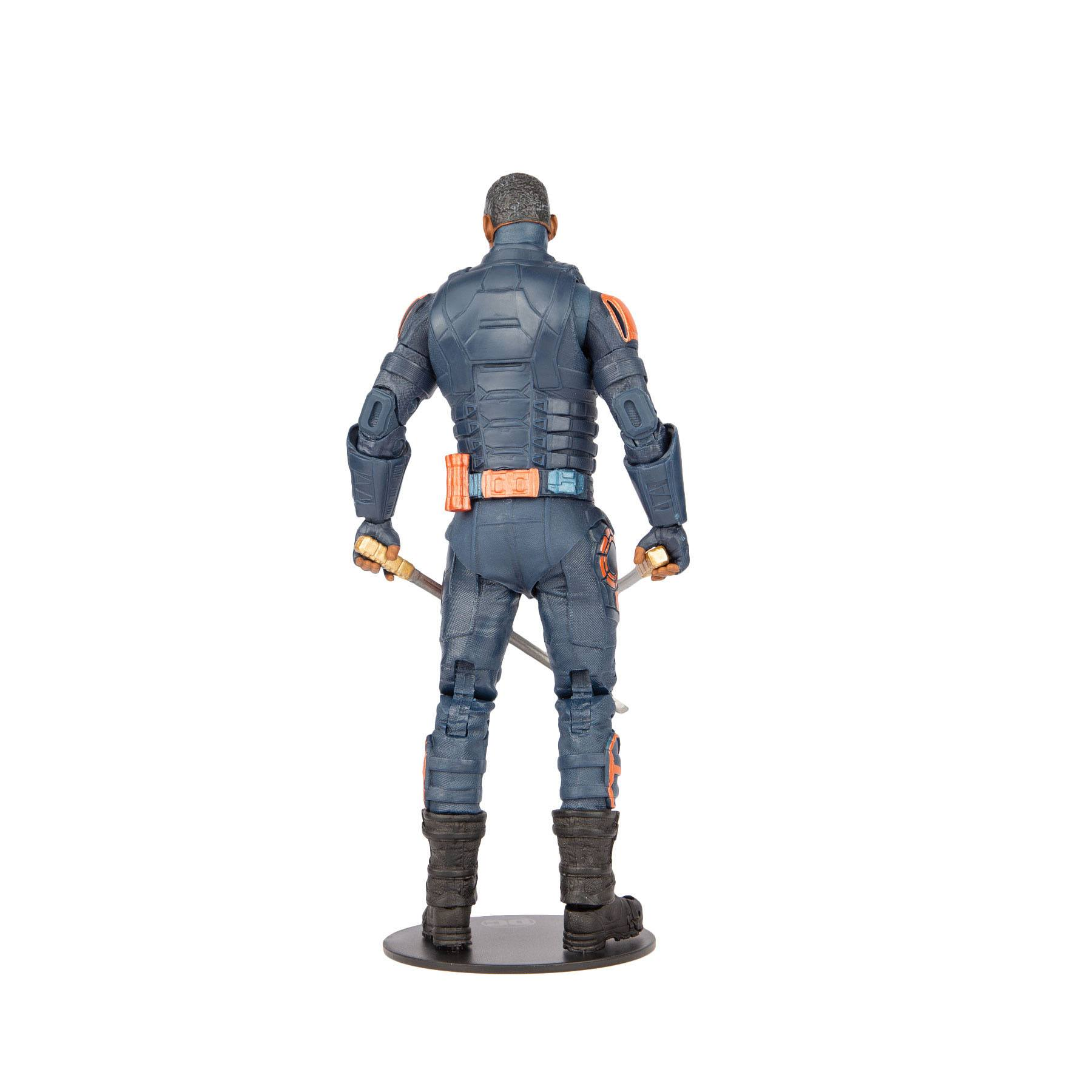 Actionfigur eines Mannes in blauem und orangefarbenem Anzug mit Schwertern. Steht auf schwarzer Basis, Rückansicht.