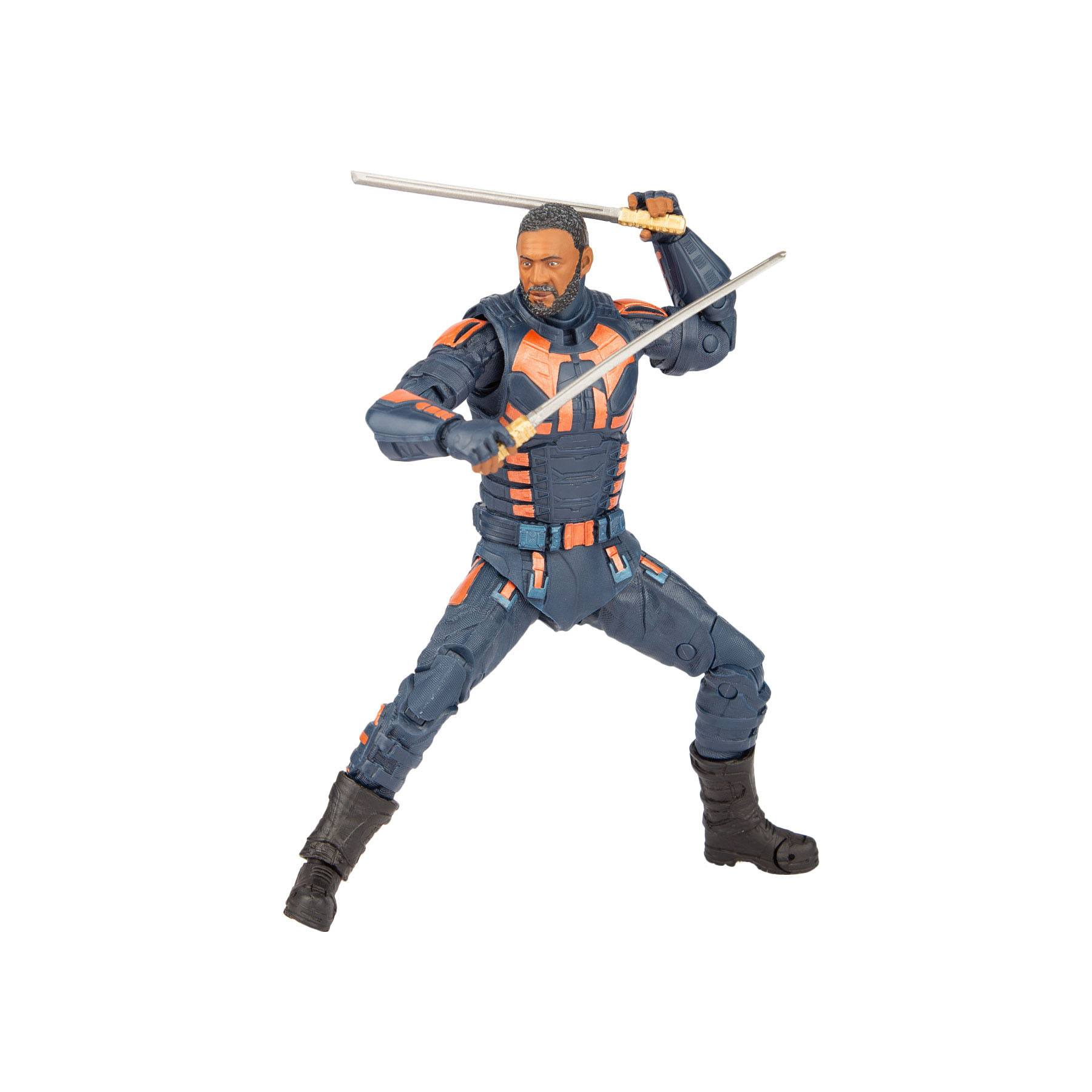 Actionfigur eines Mannes in blau-orangem Kostüm mit zwei Schwertern, vor weißem Hintergrund.