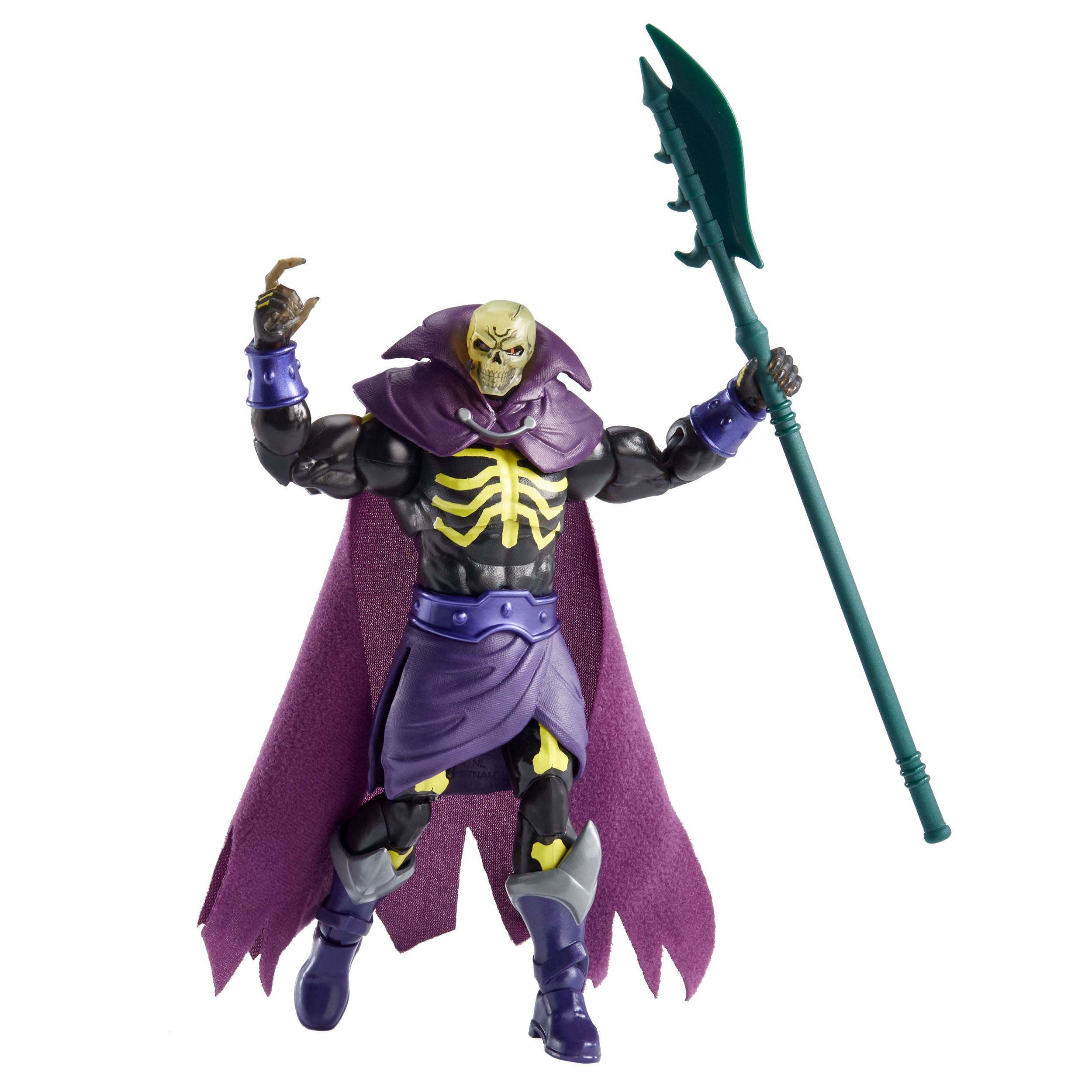 Skeletor-Actionfigur mit grüner Waffe, lila Umhang und gelbem Schädel, vor weißem Hintergrund posiert.