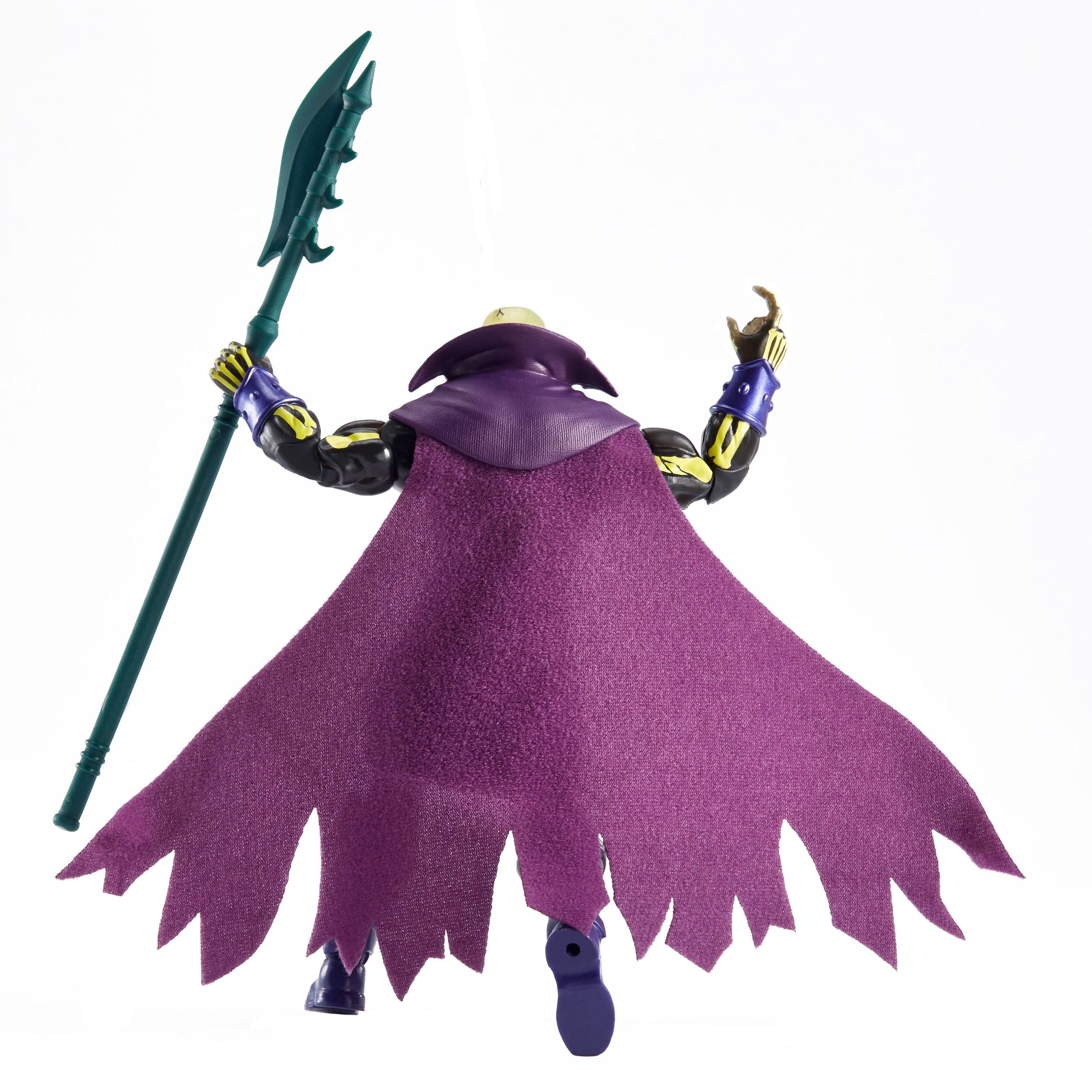 Eine Skeletor-Actionfigur von hinten, die einen Stab hält, mit lila Umhang, stehend, weißer Hintergrund.