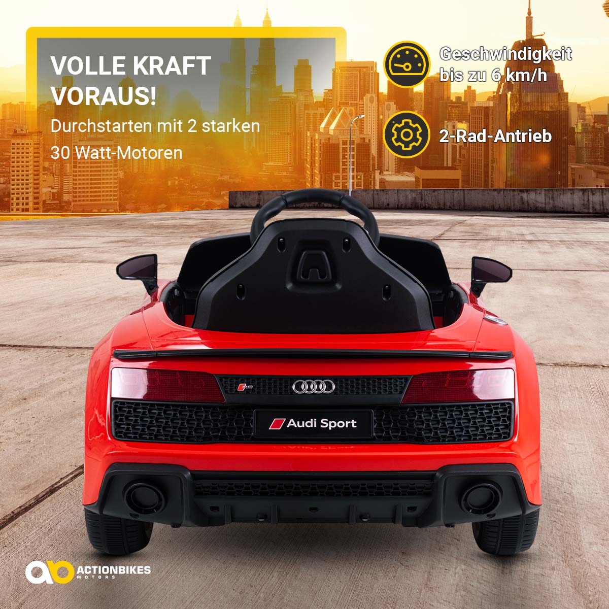 Rotes Spielzeugauto mit Audi Sport-Branding, Text 'VOLLE KRAFT VORAUS!' und Skyline-Hintergrund.
