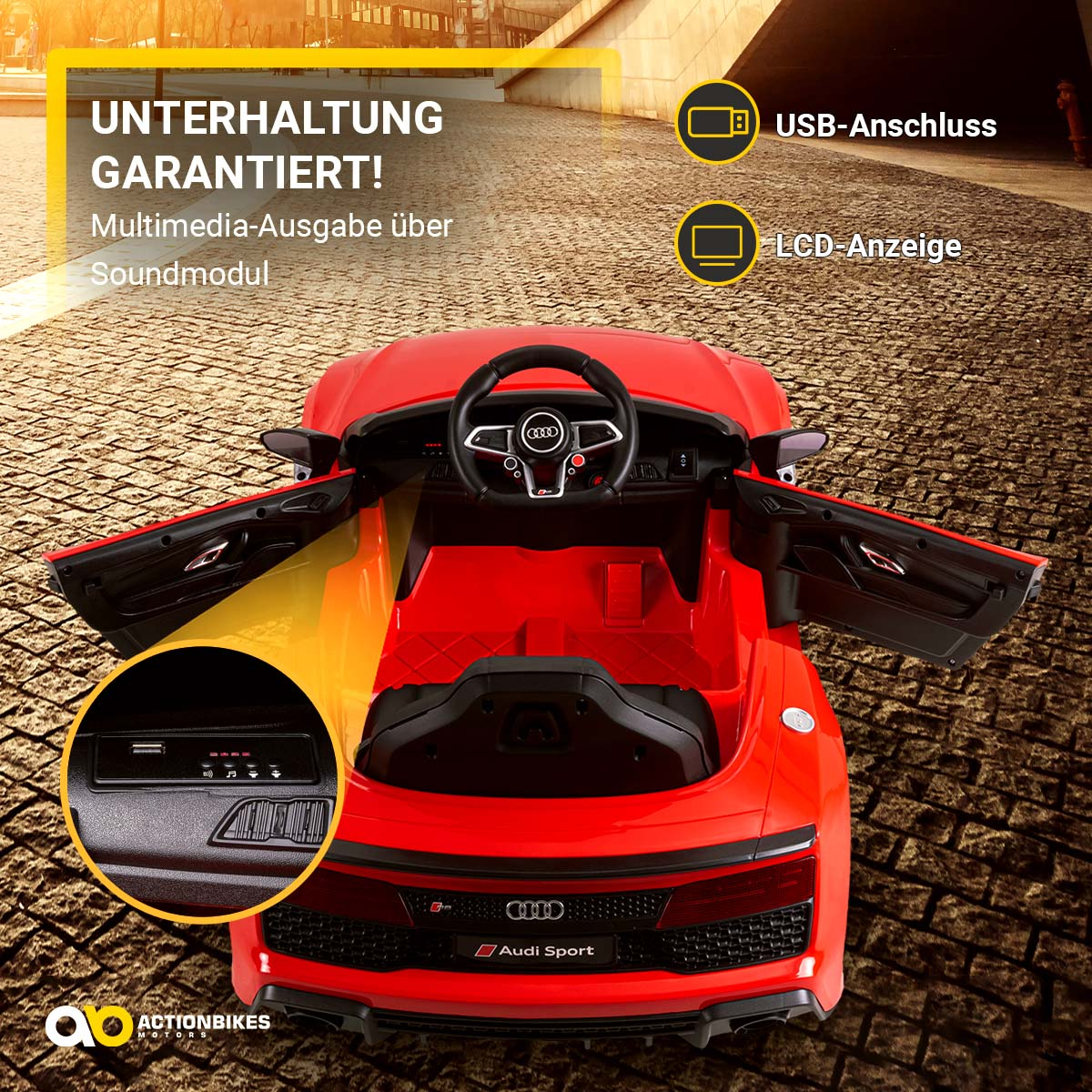 Rotes Spielzeugauto mit offenen Türen, schwarzem Innenraum und Armaturenbrett. Gelber Text-Overlay. Eine Stadtstraße ist der Hintergrund.