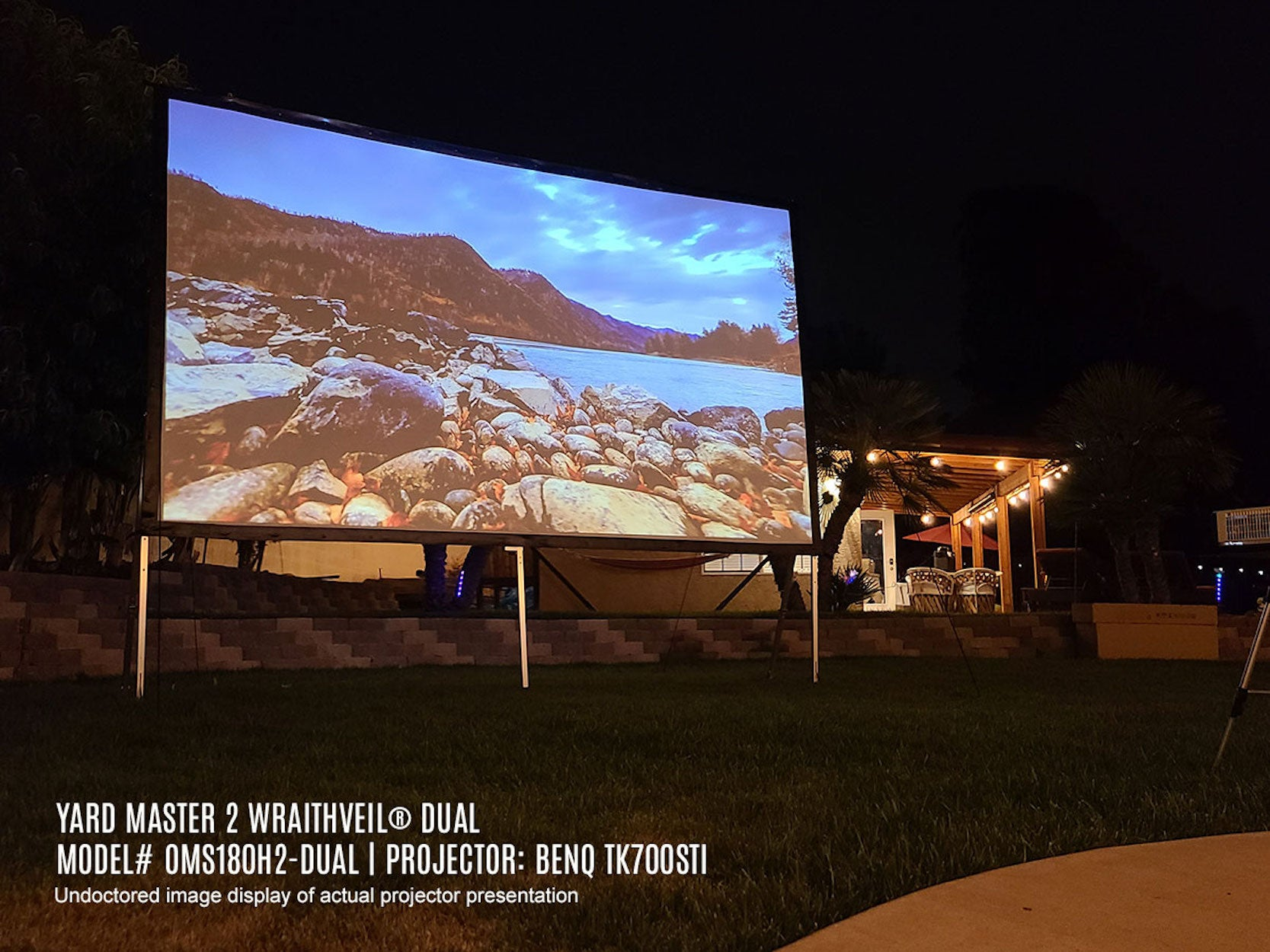 Outdoor-Leinwand mit Landschaftsszene bei Nacht, mit Haus im Hintergrund.