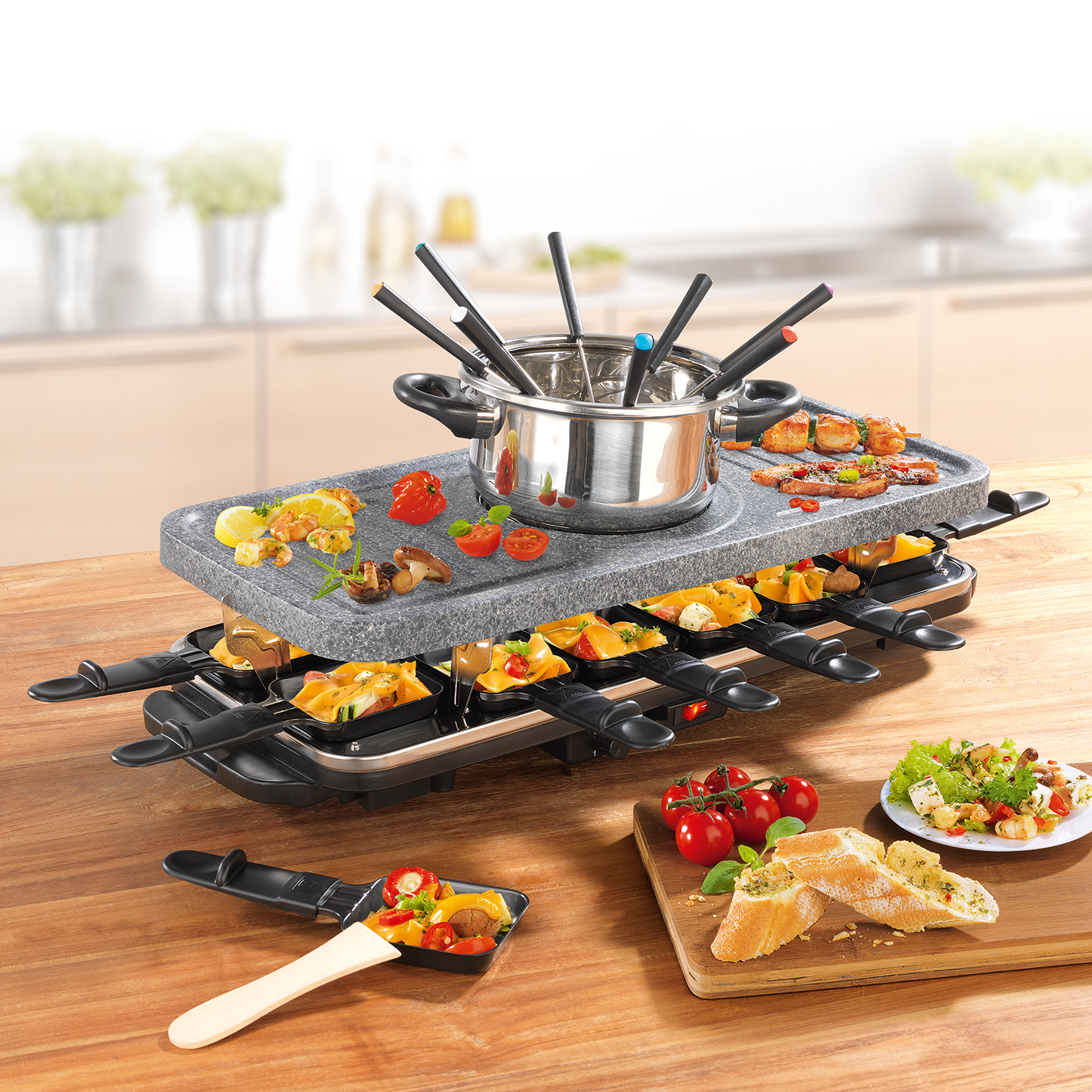 Raclette-Grill mit Essen und Servierzubehör. Enthält Käse, Gemüse, Brot und Fondue-Topf.