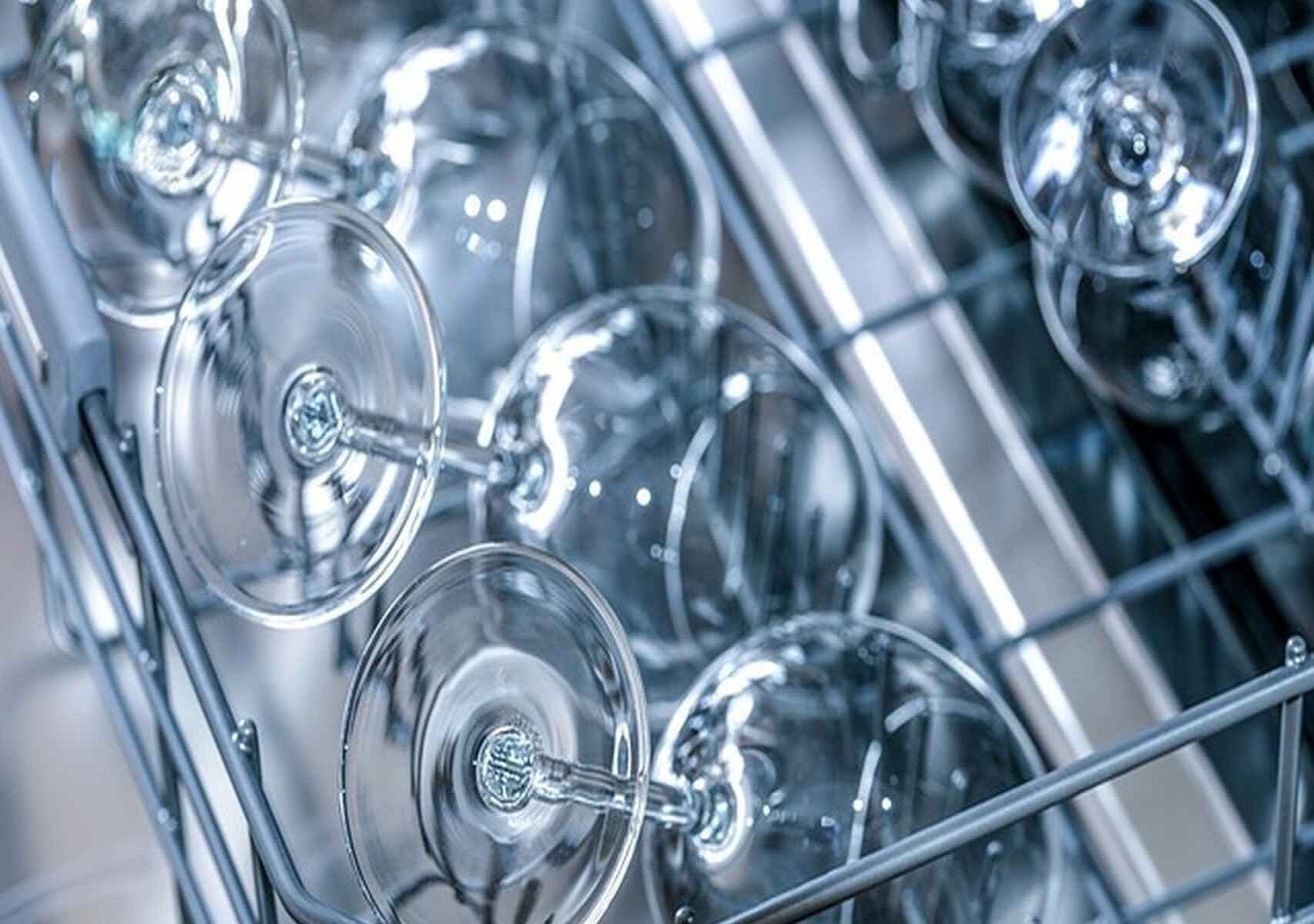 Copas de vino limpias dentro de un lavavajillas.