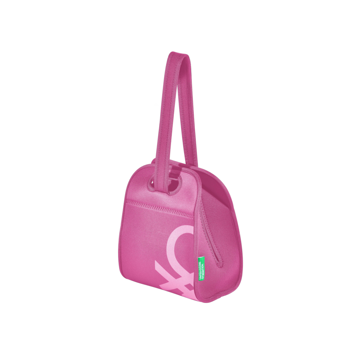 Bolso rosa con asa. La bolsa tiene un logo blanco de Benetton y una etiqueta verde. Fondo blanco.