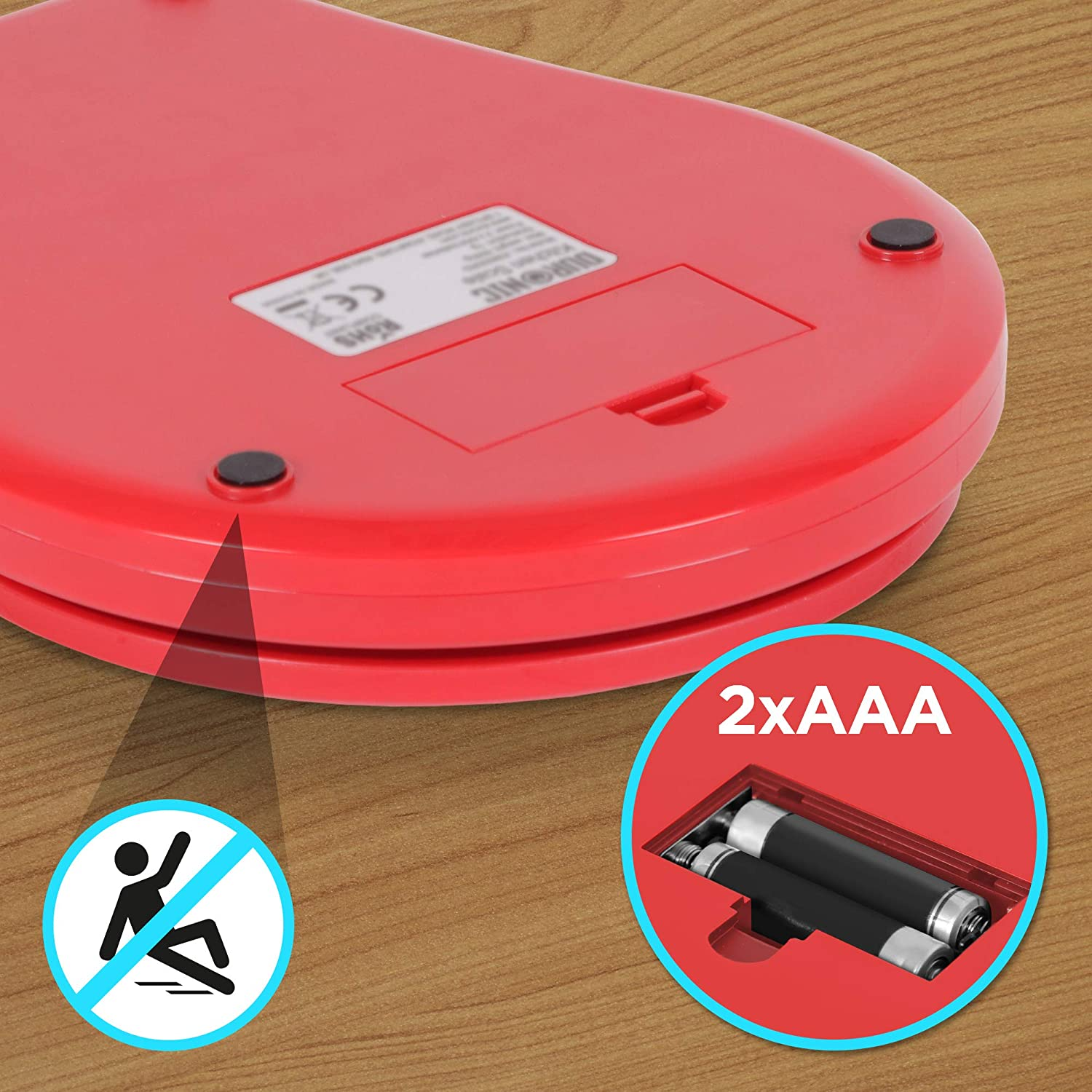 Roter, runder Waagenfuß mit schwarzen Details. 2xAAA Batterien im offenen Batteriefach.