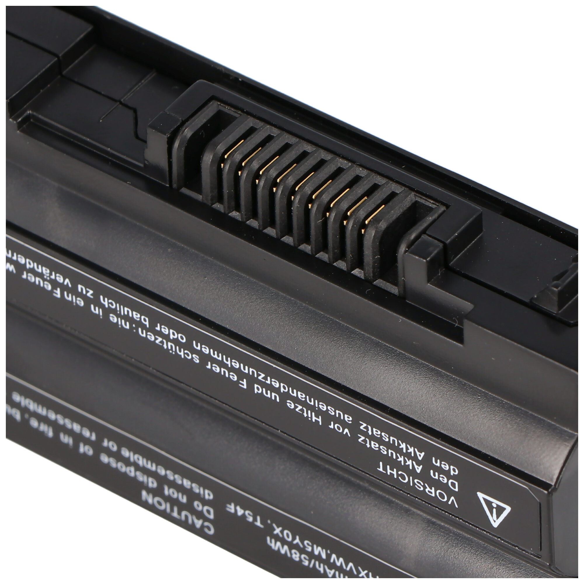 Nahaufnahme einer schwarzen Batterie mit Kontaktstiften. Text in verschiedenen Sprachen ist auf die Batterie gedruckt.