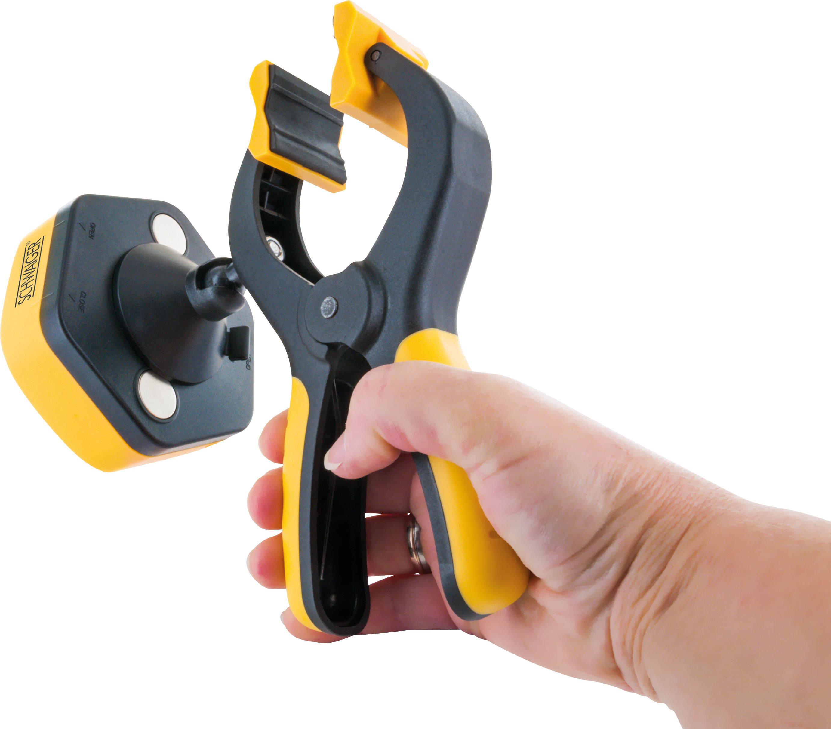 Eine Hand hält eine Klemme. Die Klemme ist schwarz und gelb.