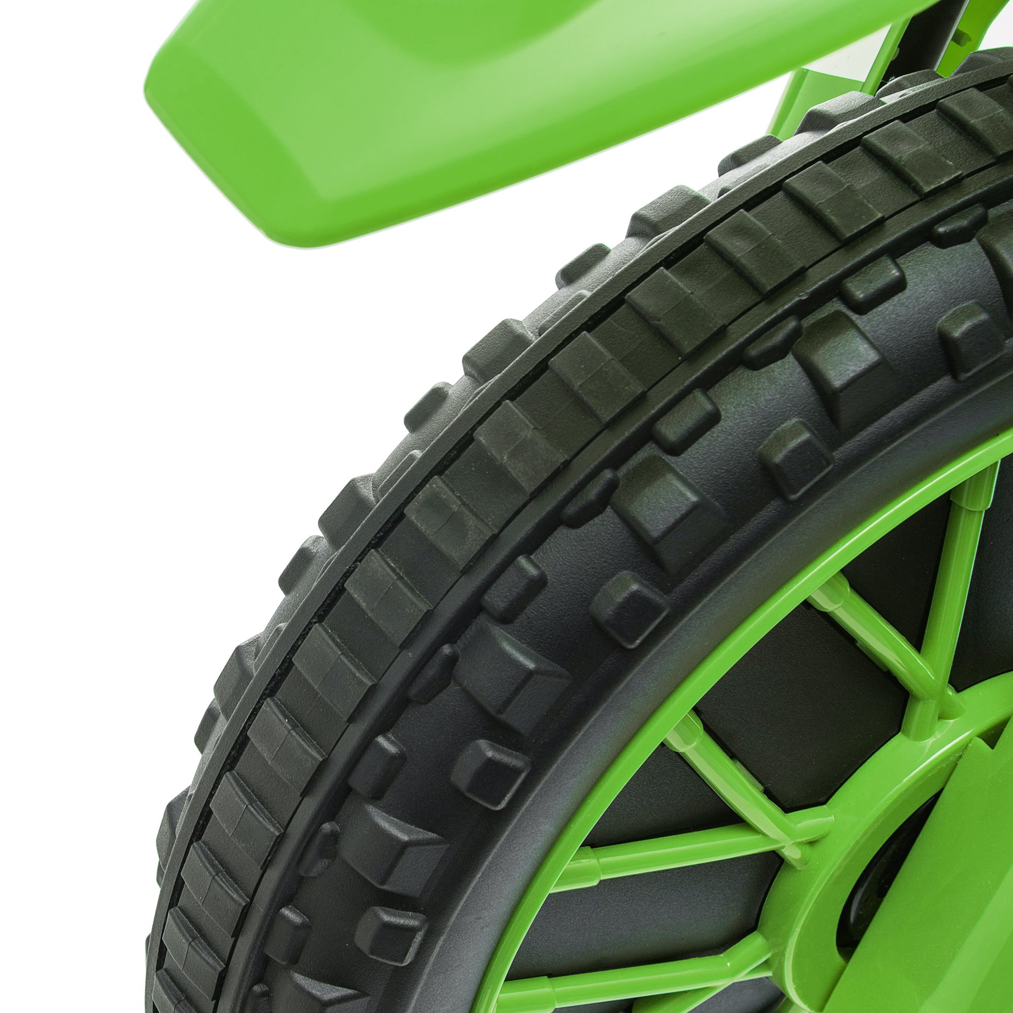 Primo piano di uno pneumatico verde per moto. Lo pneumatico ha battistrada neri, ruota verde e parafango verde.