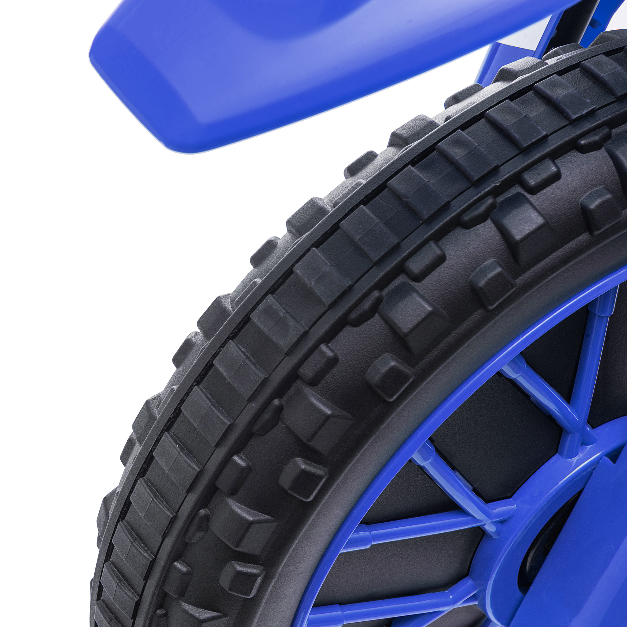 Primo piano di pneumatico e ruota di una moto per bambini blu, con battistrada nero, su sfondo bianco.