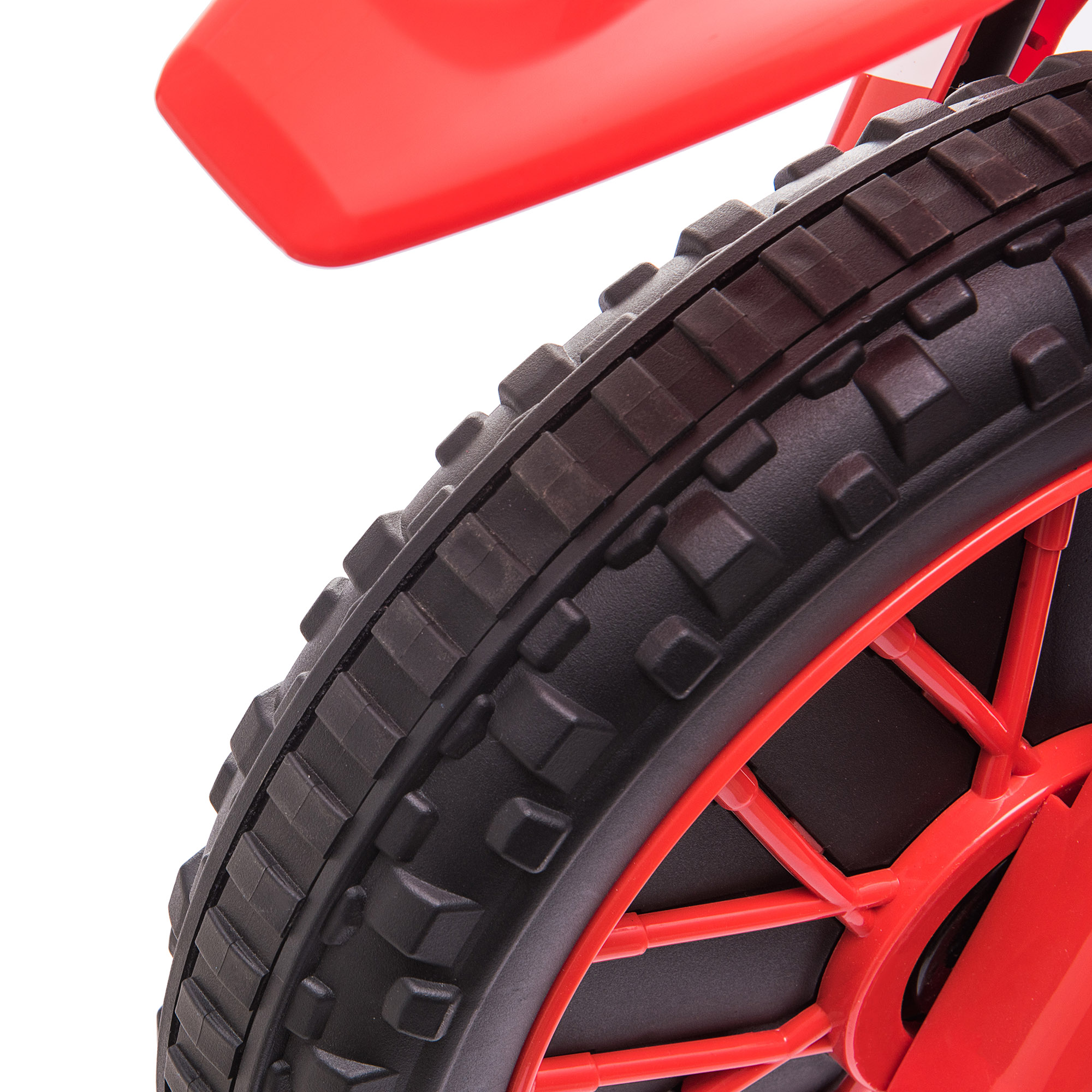 Primo piano di uno pneumatico rosso da moto e ruota rossa. Lo pneumatico ha una superficie nera strutturata.