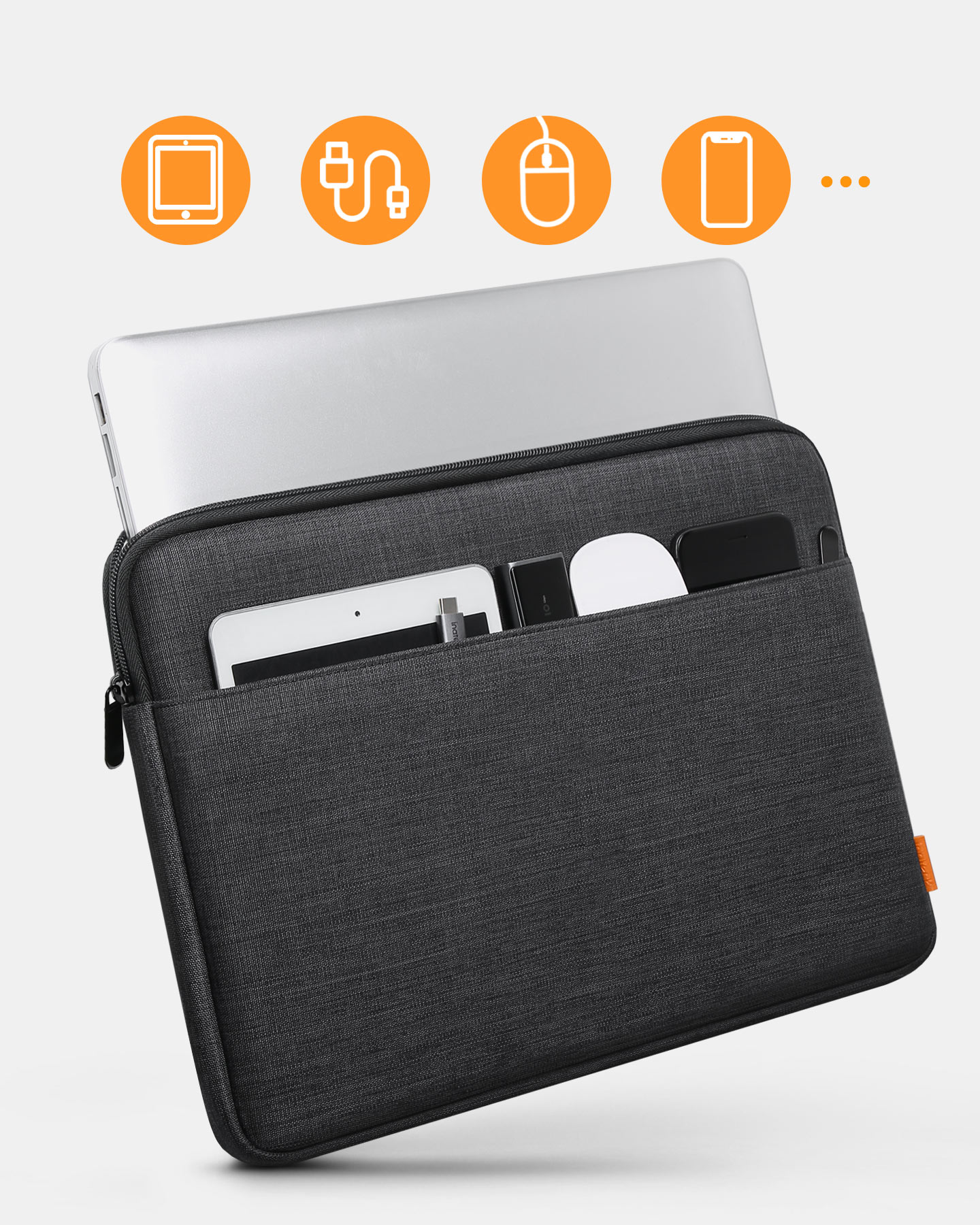 Laptop in schwarzer Hülle, mit Kabeln und anderen Gegenständen.