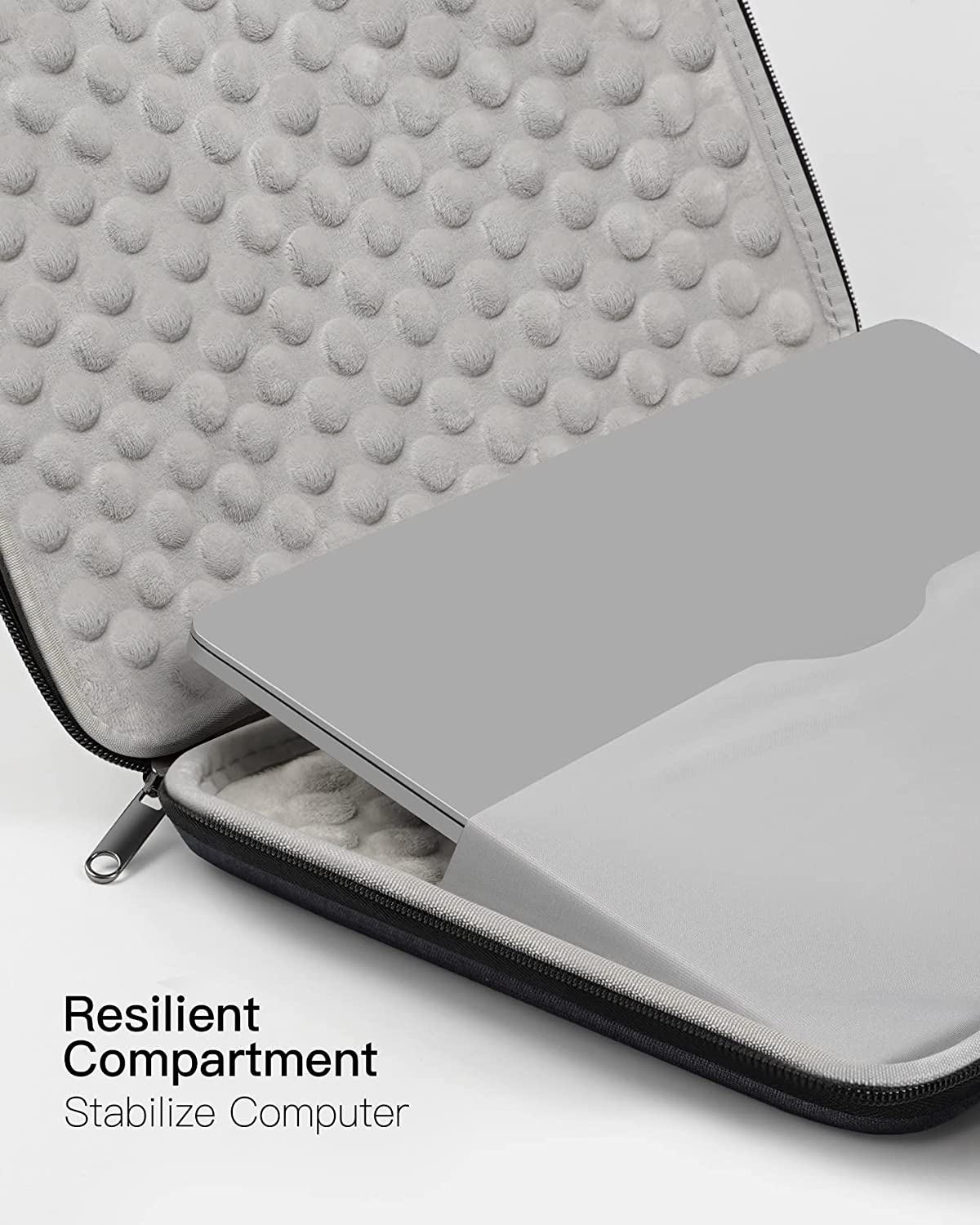 Laptop in einem grauen, gepolsterten Etui, offen mit Reißverschluss.