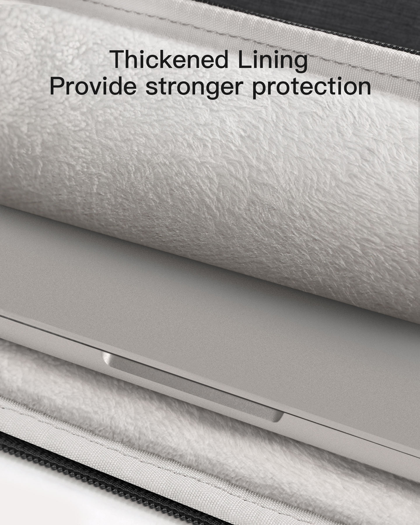 Laptop in grauem, pelzigem Laptop-Sleeve. Text: Verdicktes Futter, Bietet stärkeren Schutz.
